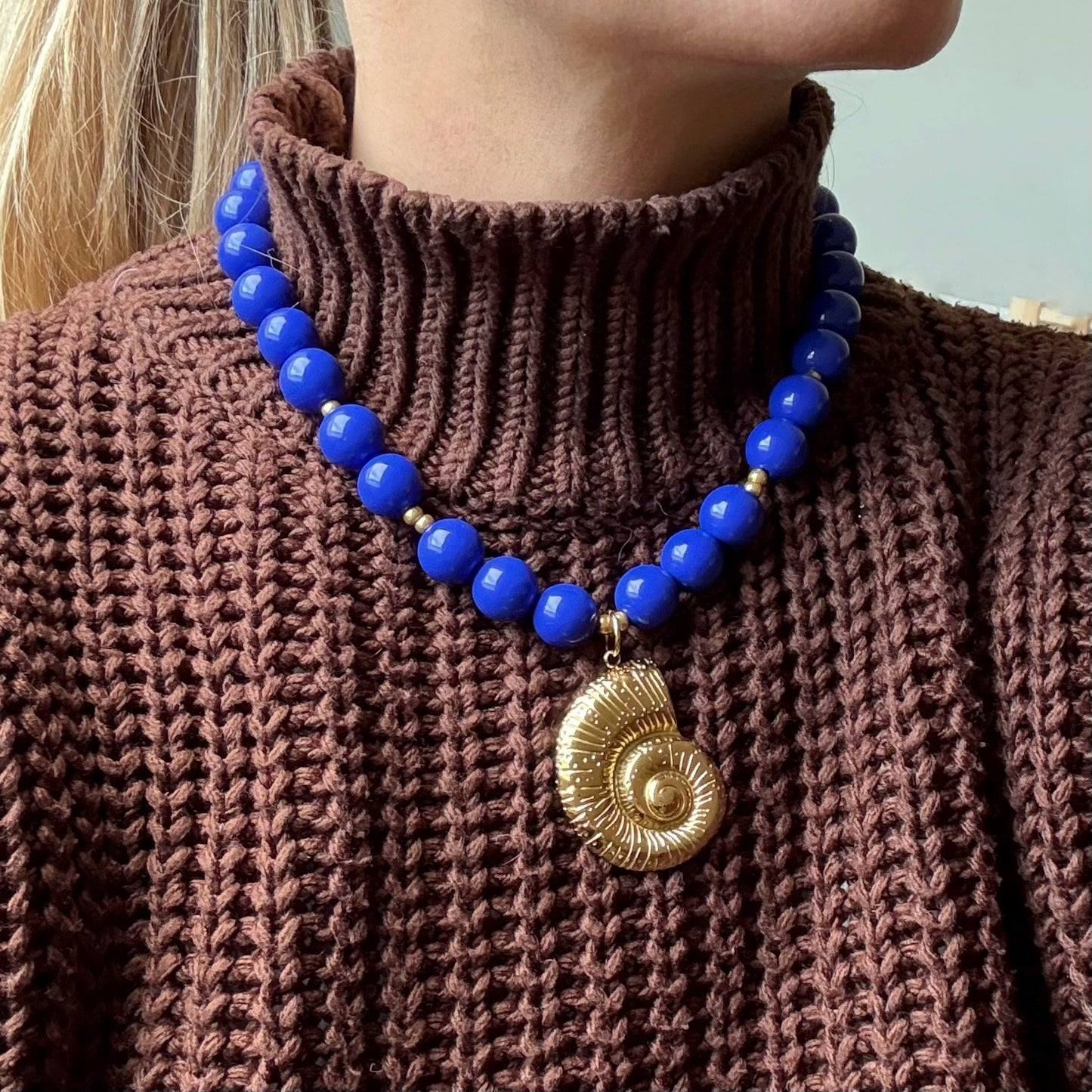 Blauwe kralen ketting met xl schep bedel