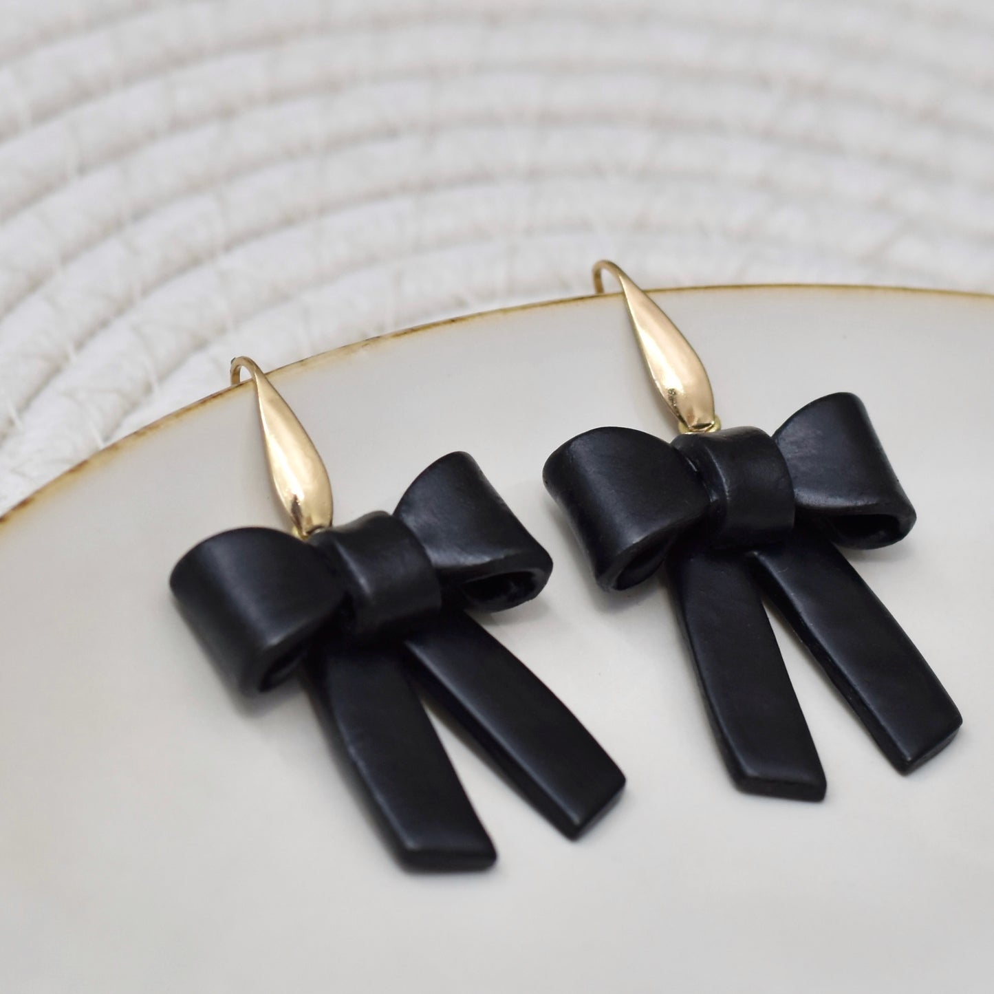 Zwarte strikjes oorbellen