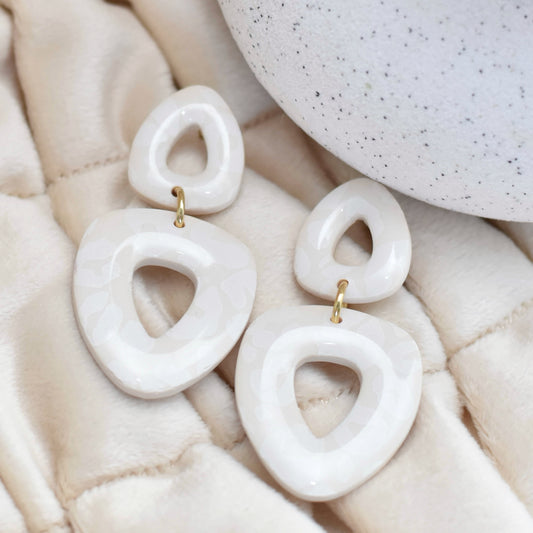 Beige statement oorbellen met print