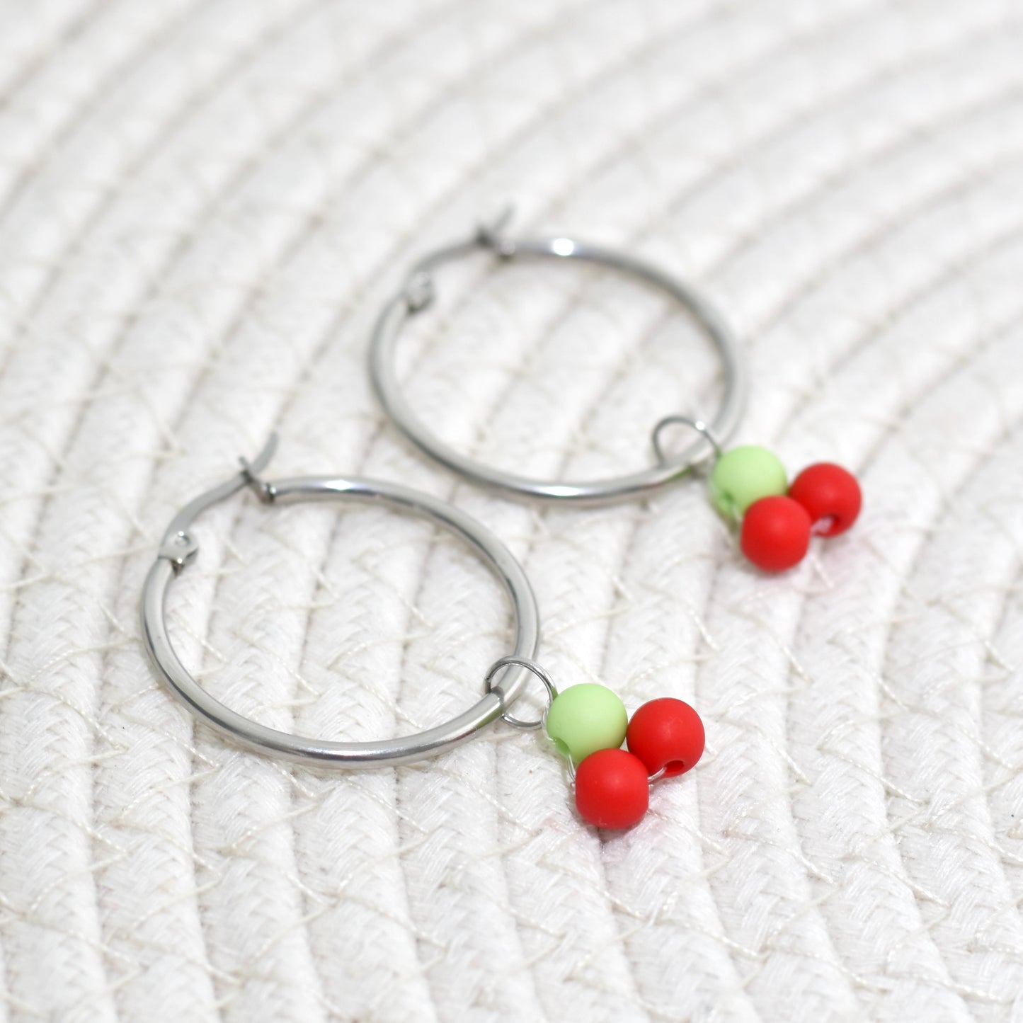 Hoops met kersjes goud/zilverkleurig
