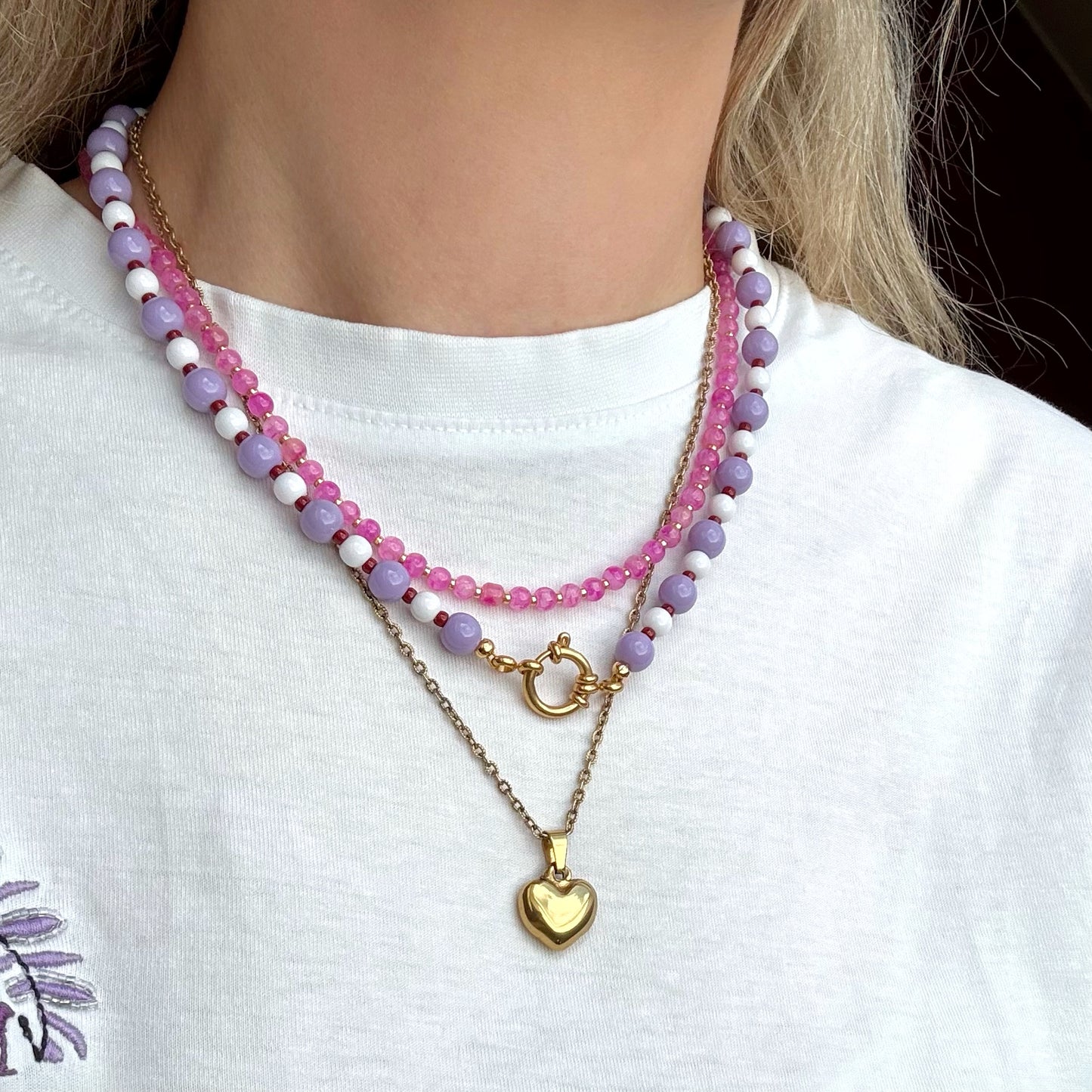 Kralen ketting met boeislot - lila, wit en rode accenten