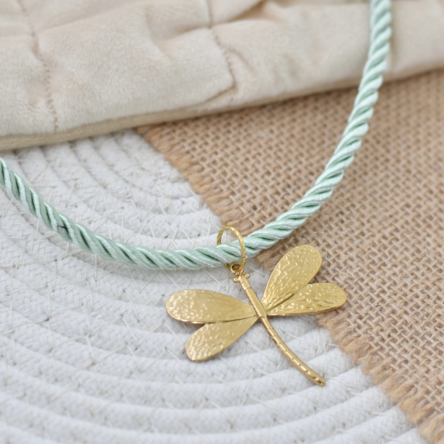 Zomerse ketting van koord met grote bedel