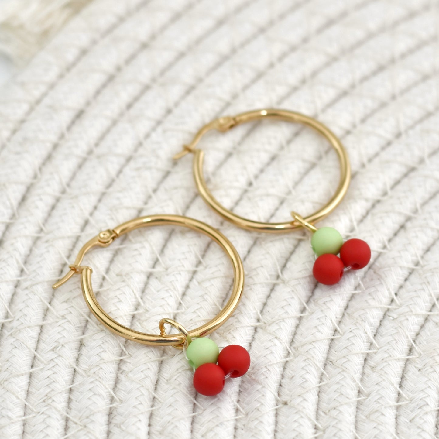 Hoops met kersjes goud/zilverkleurig