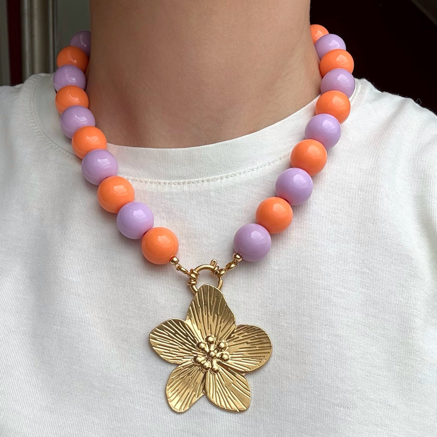 Kralen ketting maat L - lila en oranje met bloem bedel