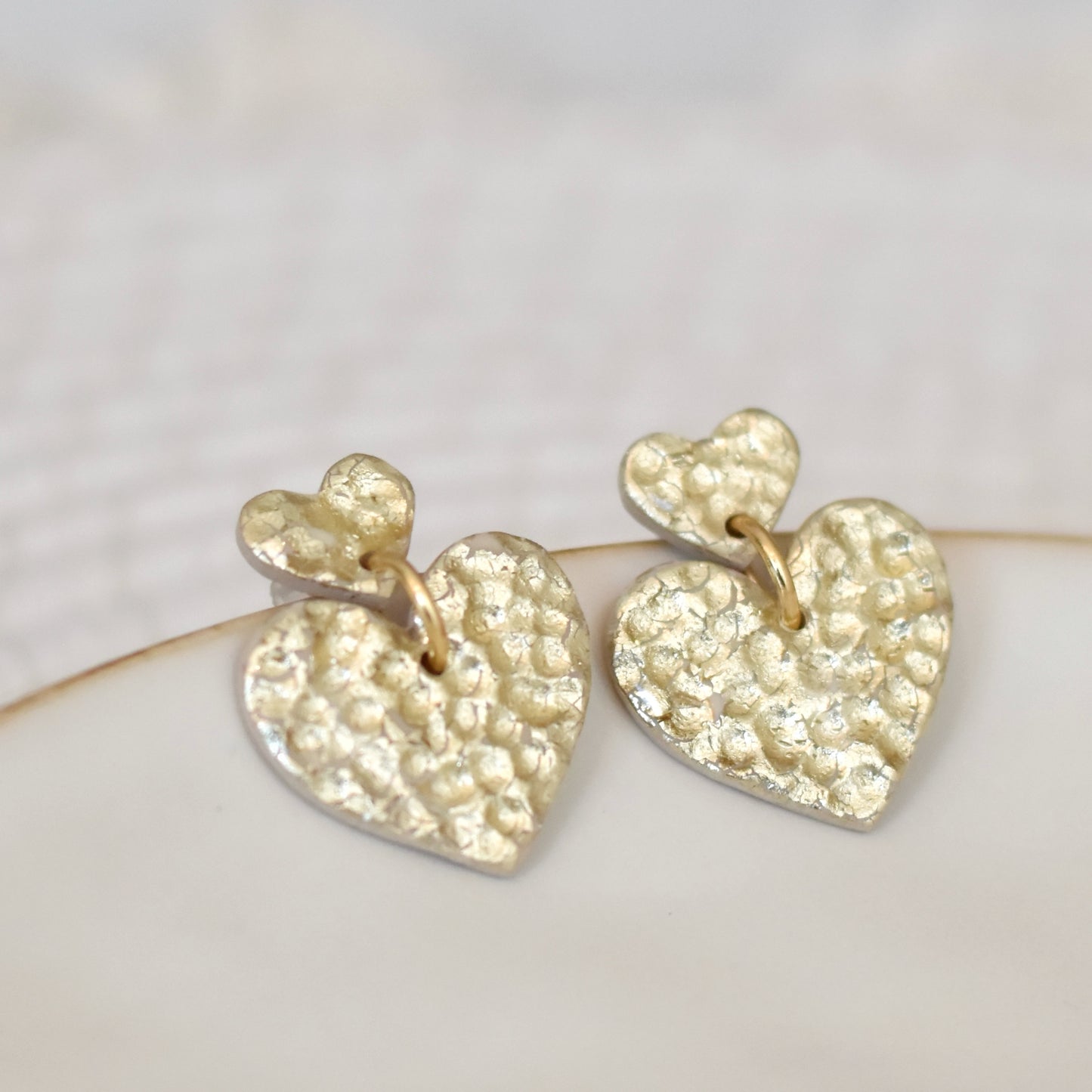 Hammered gold look hartjes oorbellen