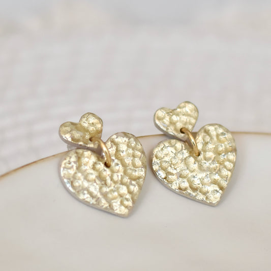 Hammered gold look hartjes oorbellen