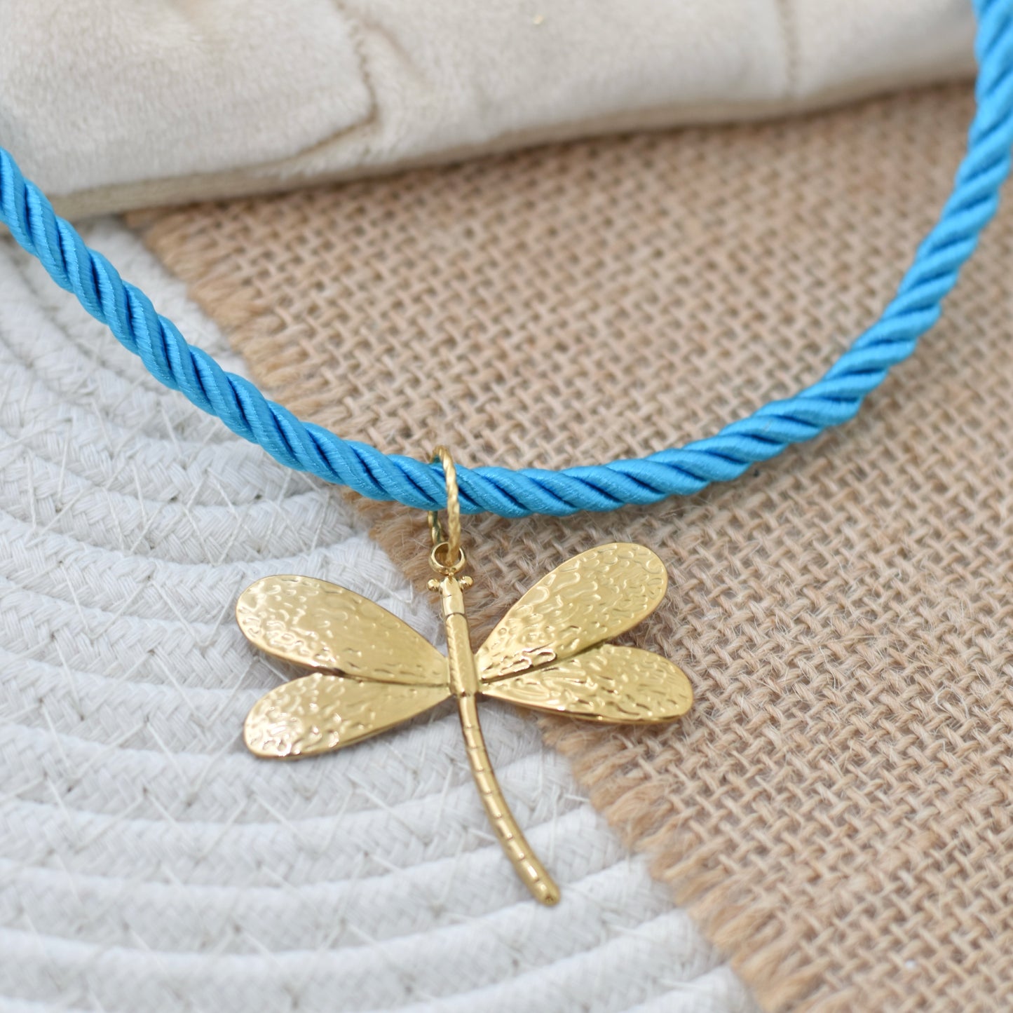 Zomerse ketting van koord met grote bedel