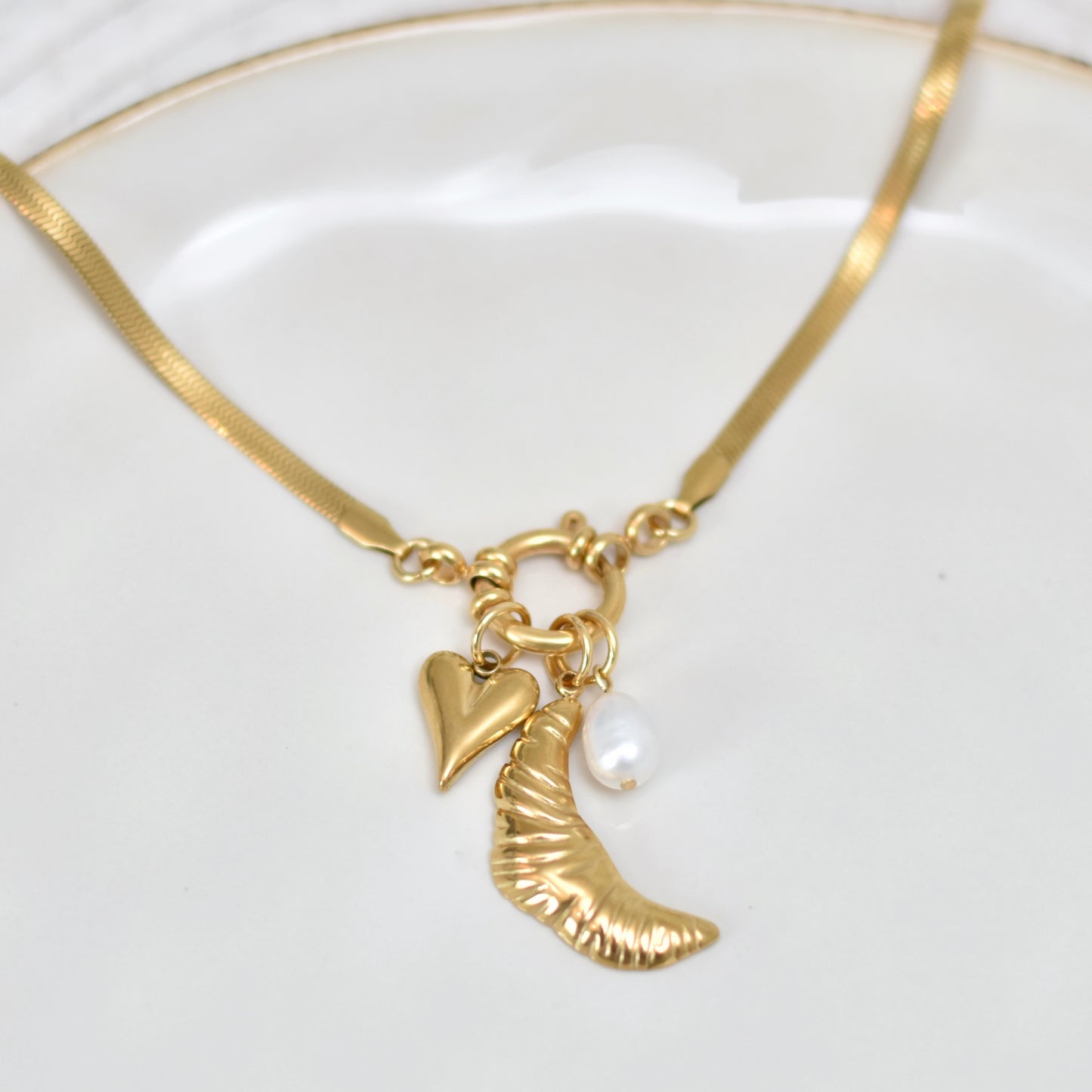 Croissant ketting met hart en zoetwaterparel – goudkleurig