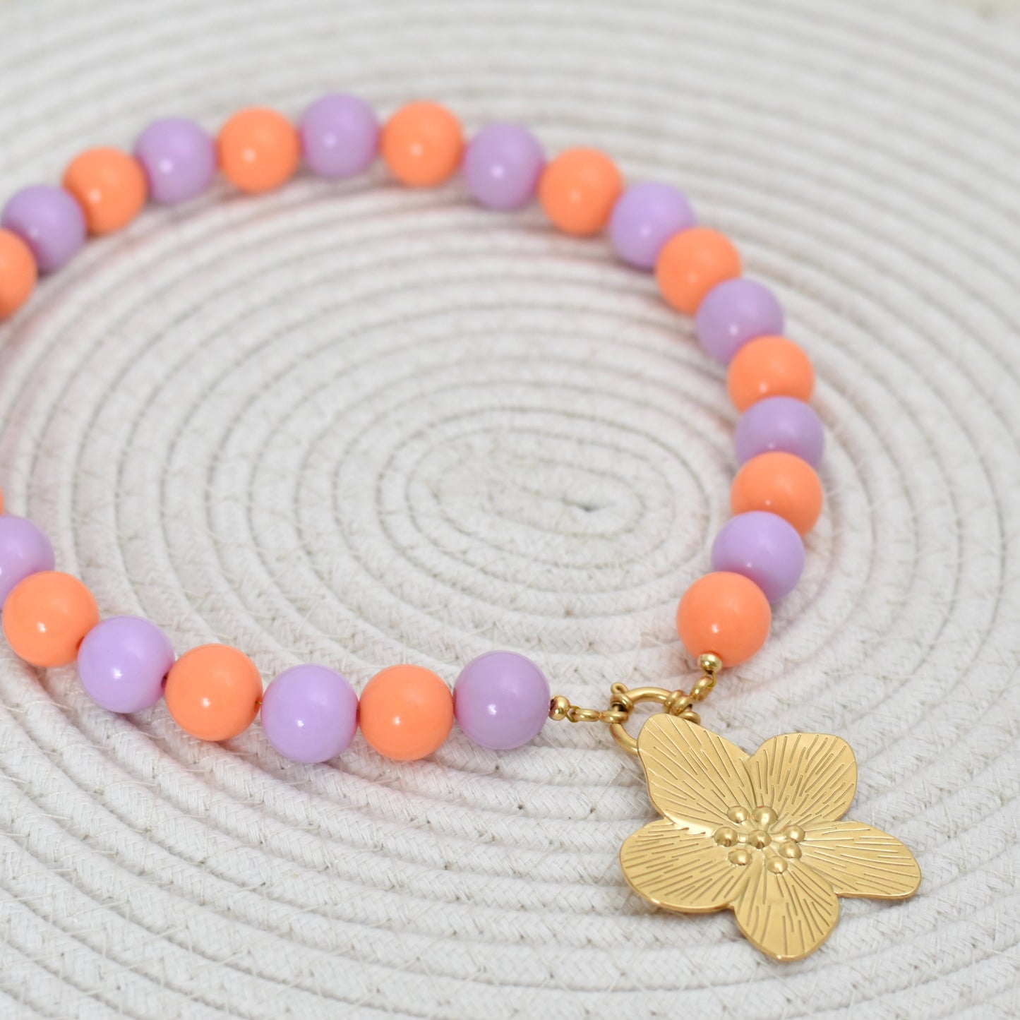 Kralen ketting maat L - lila en oranje met bloem bedel