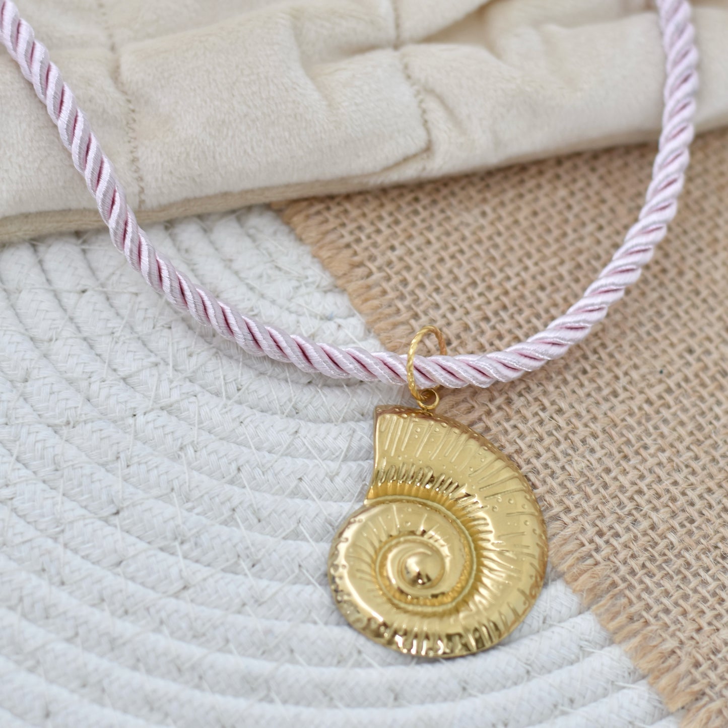 Zomerse ketting van koord met grote bedel