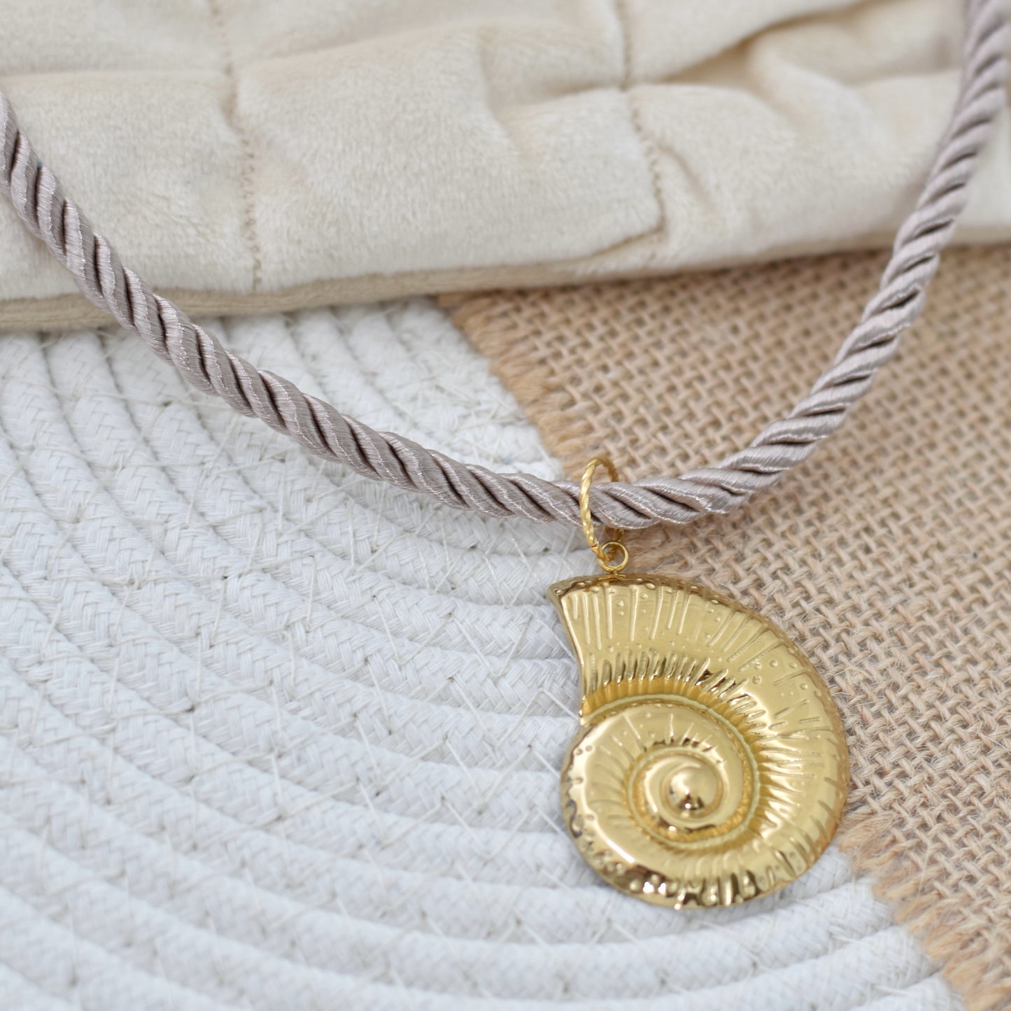 Zomerse ketting van koord met grote bedel