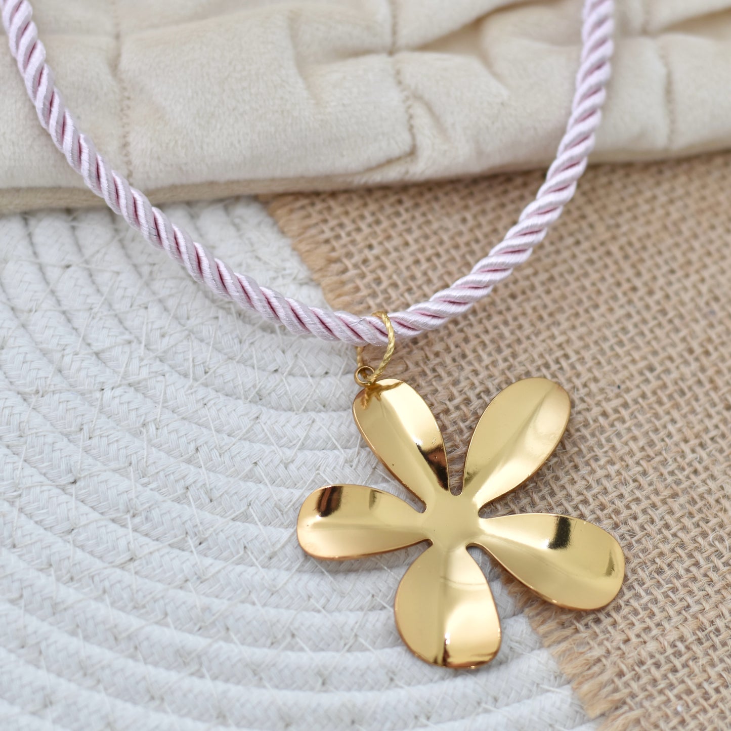 Zomerse ketting van koord met grote bedel