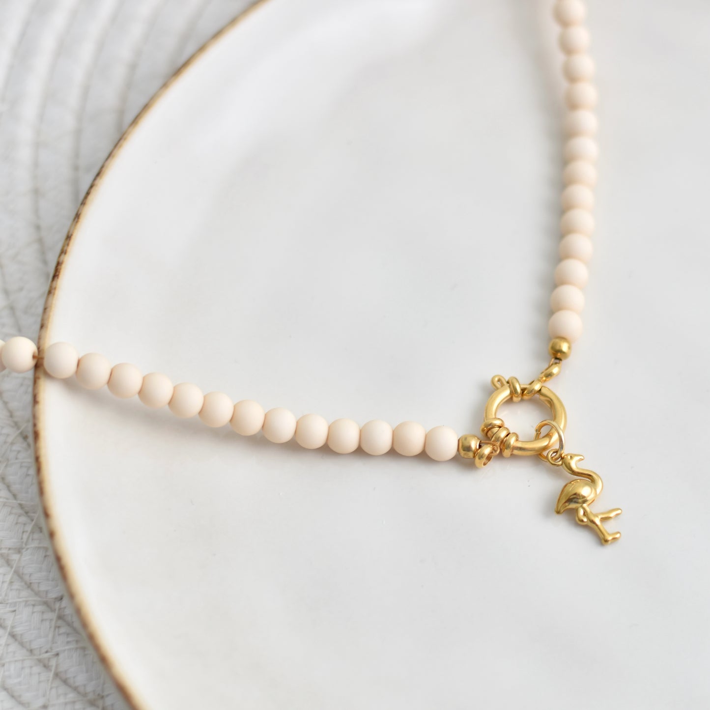 Kralen ketting met boeislot - crème