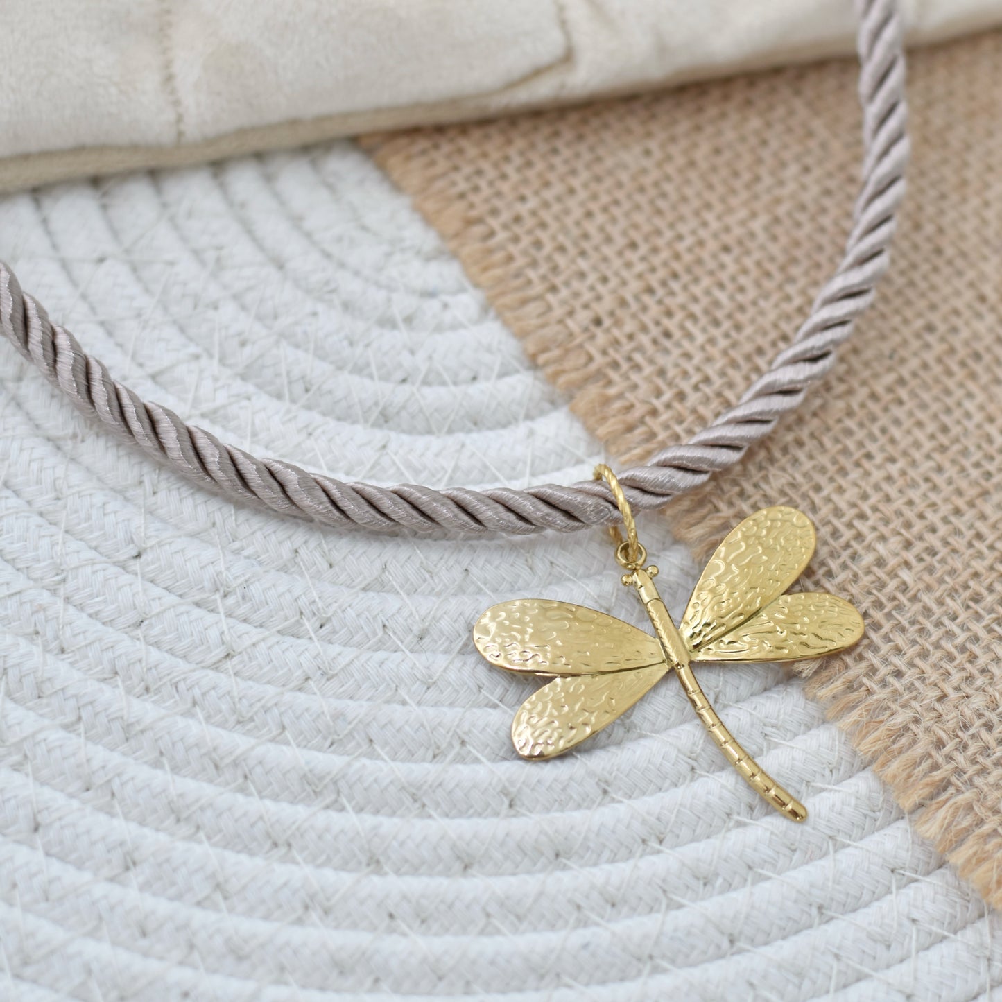 Zomerse ketting van koord met grote bedel
