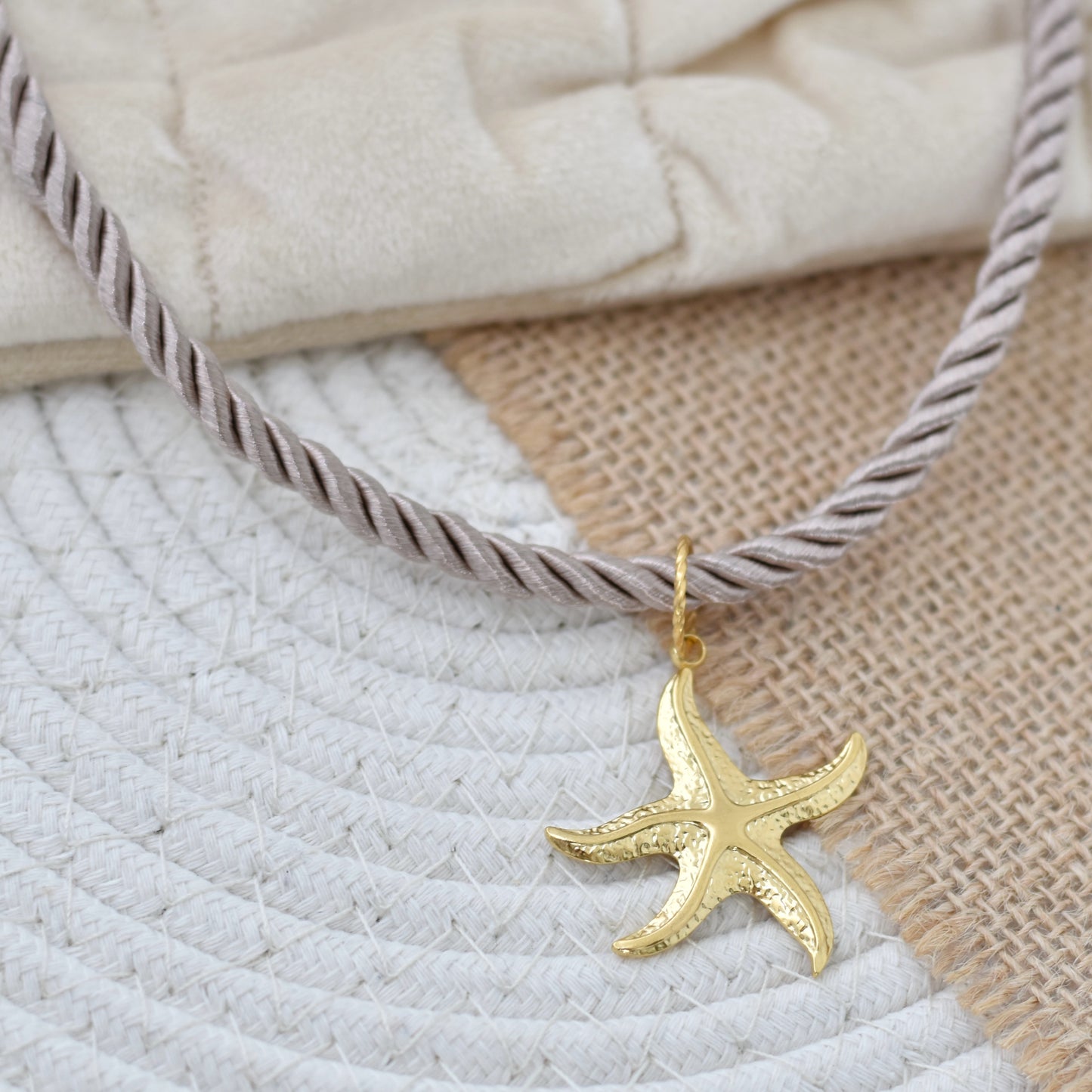 Zomerse ketting van koord met grote bedel