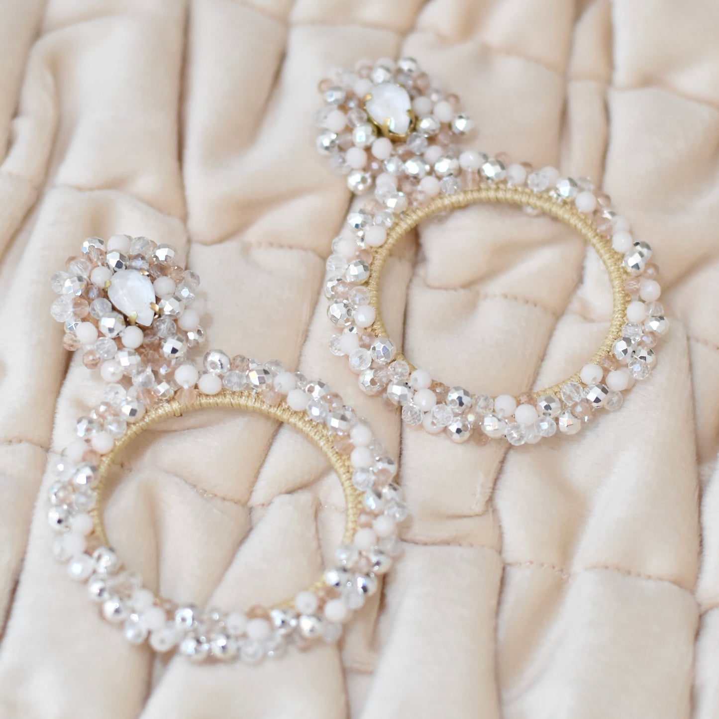 Kralen oorbellen big diamond- beige/zilver