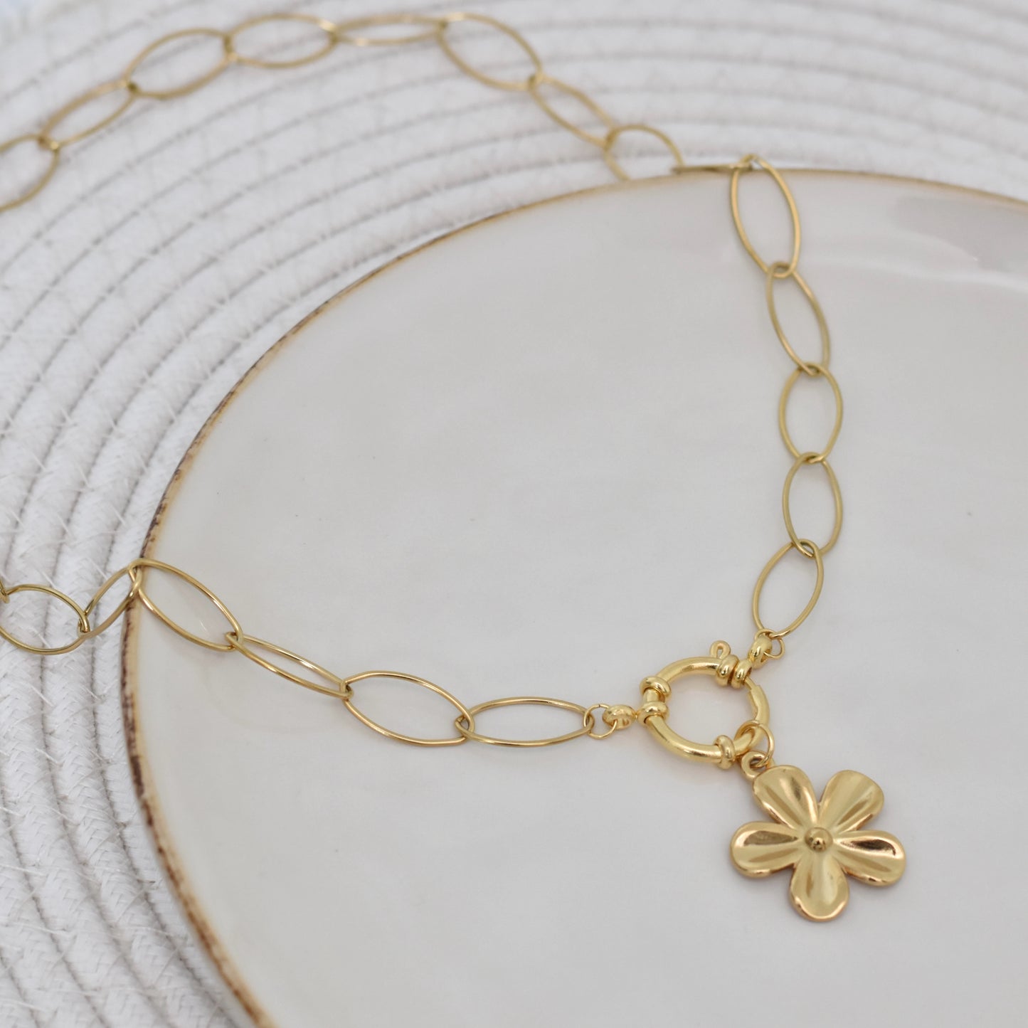 Grote ovale schakelketting met bloem bedel - Goudkleurig