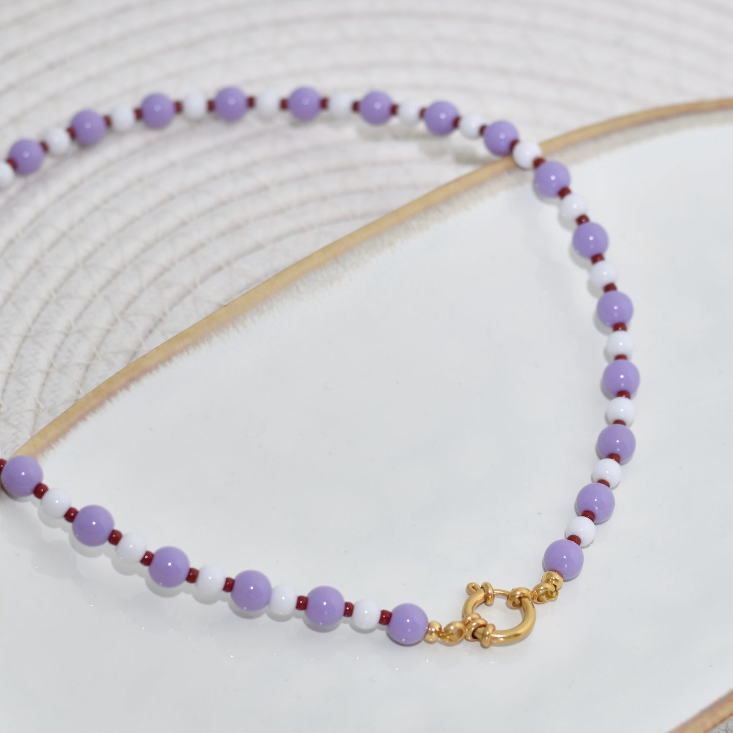 Kralen ketting met boeislot - lila, wit en rode accenten