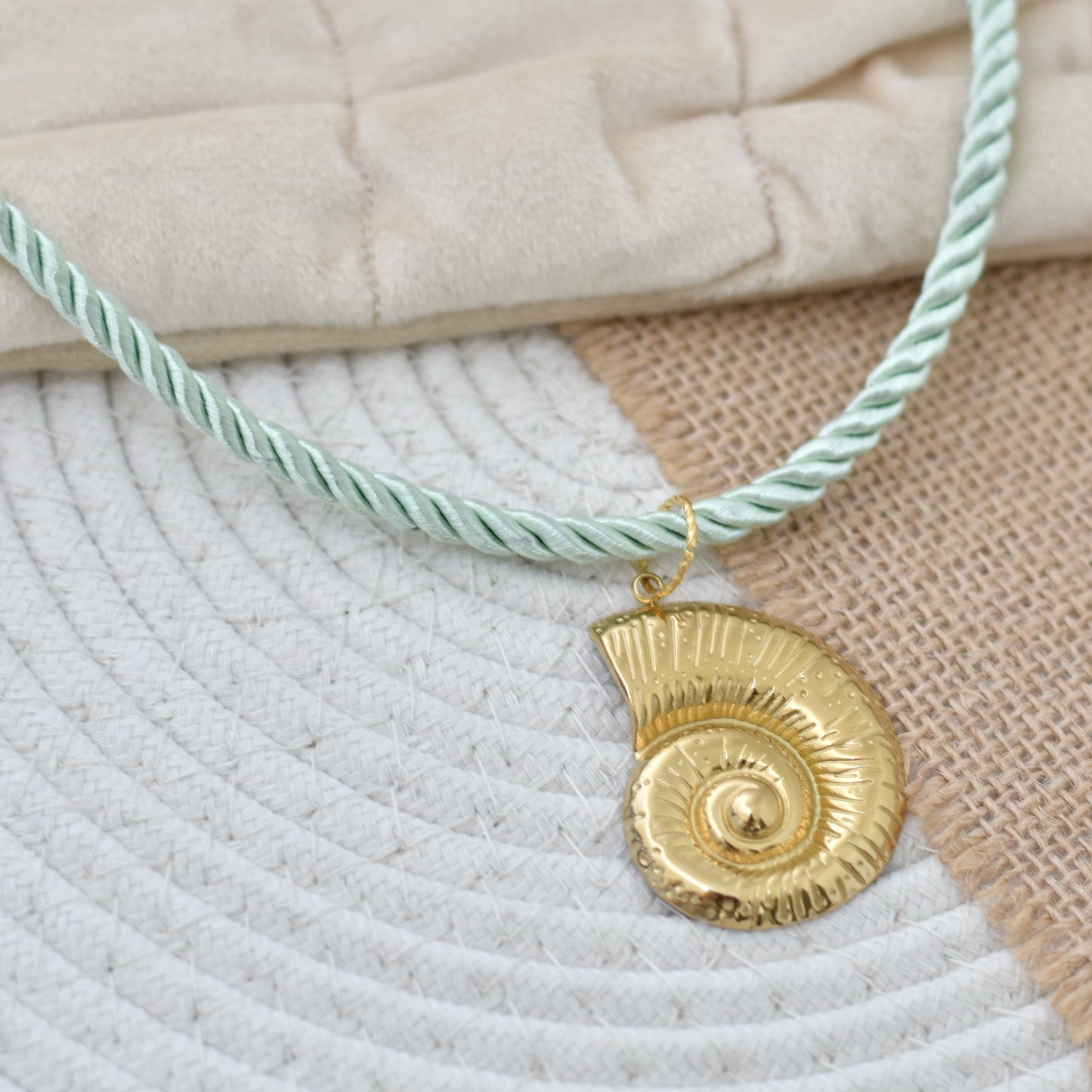 Zomerse ketting van koord met grote bedel