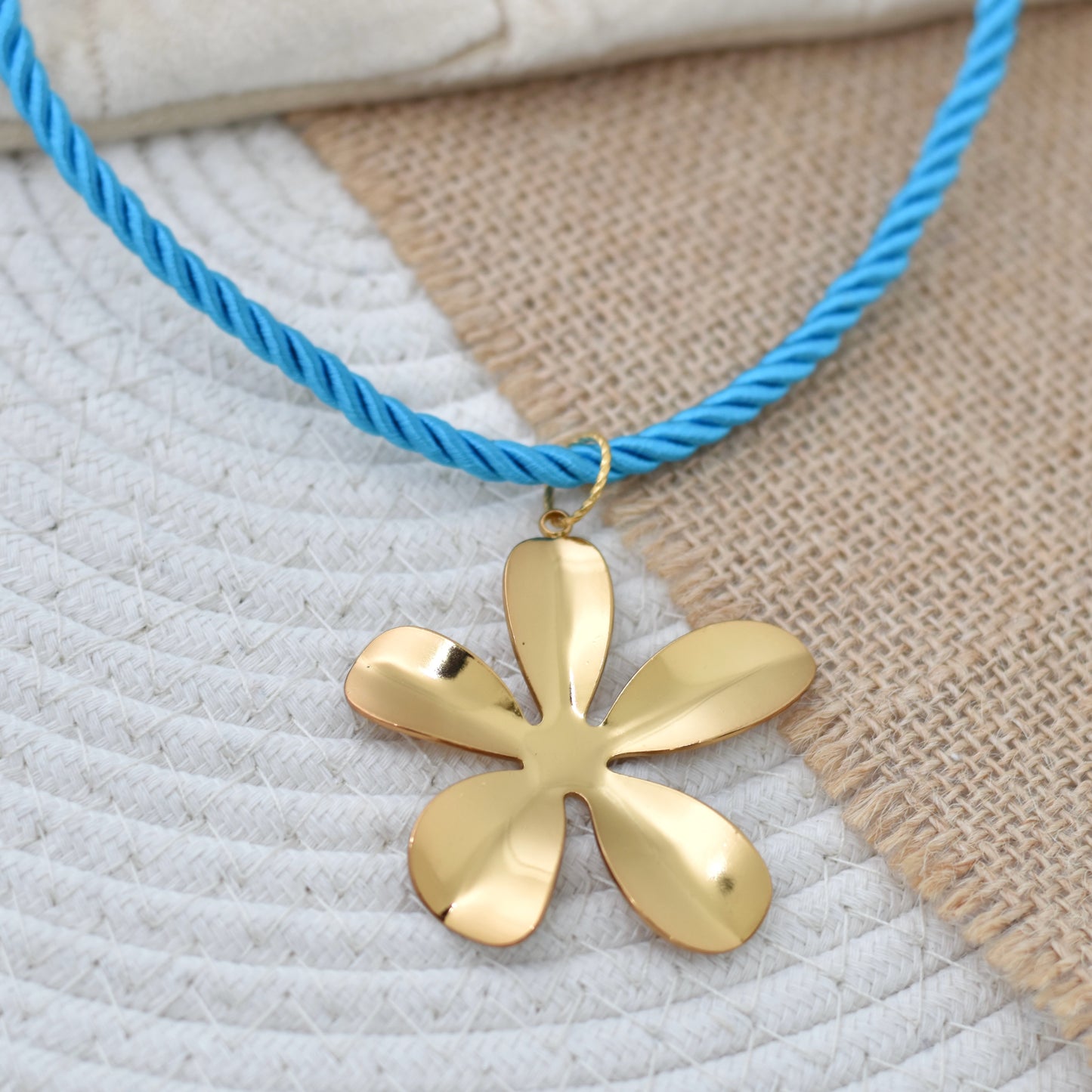 Zomerse ketting van koord met grote bedel