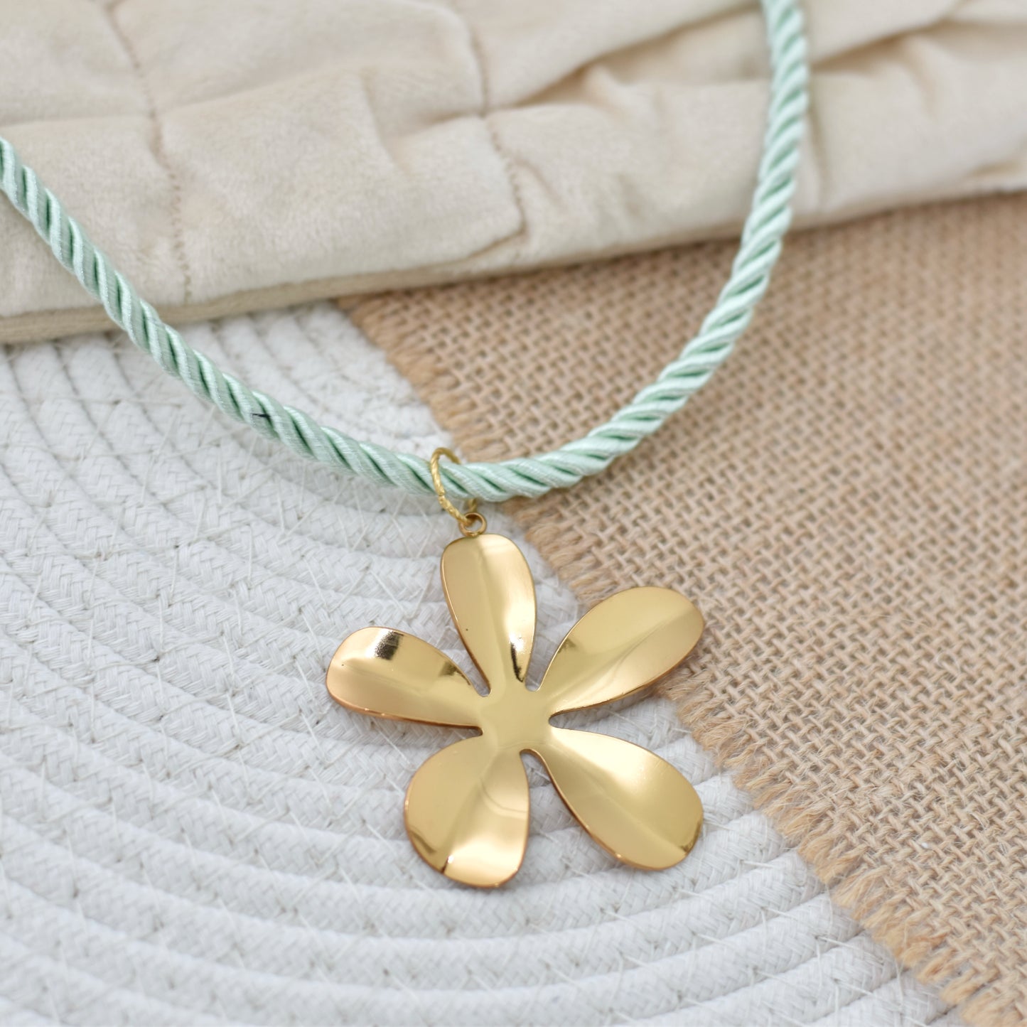 Zomerse ketting van koord met grote bedel