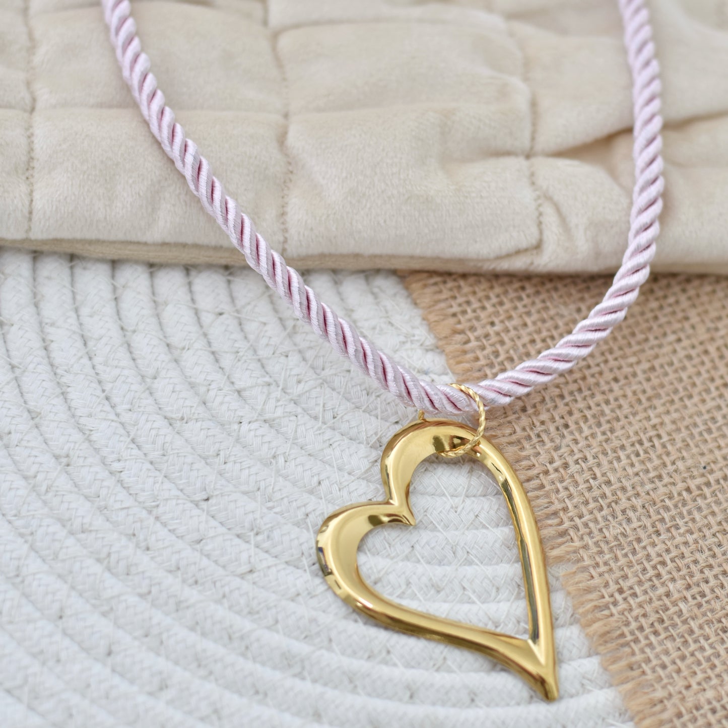 Zomerse ketting van koord met grote bedel