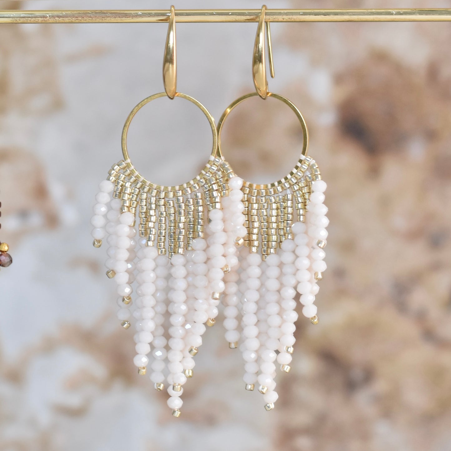 Flo Kralen oorbellen - crème goudkleurige