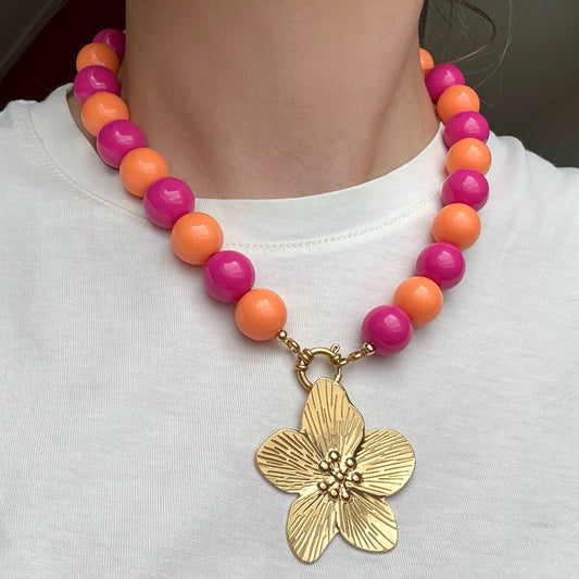 Kralen ketting maat L - fuchsia en oranje met bloem bedel