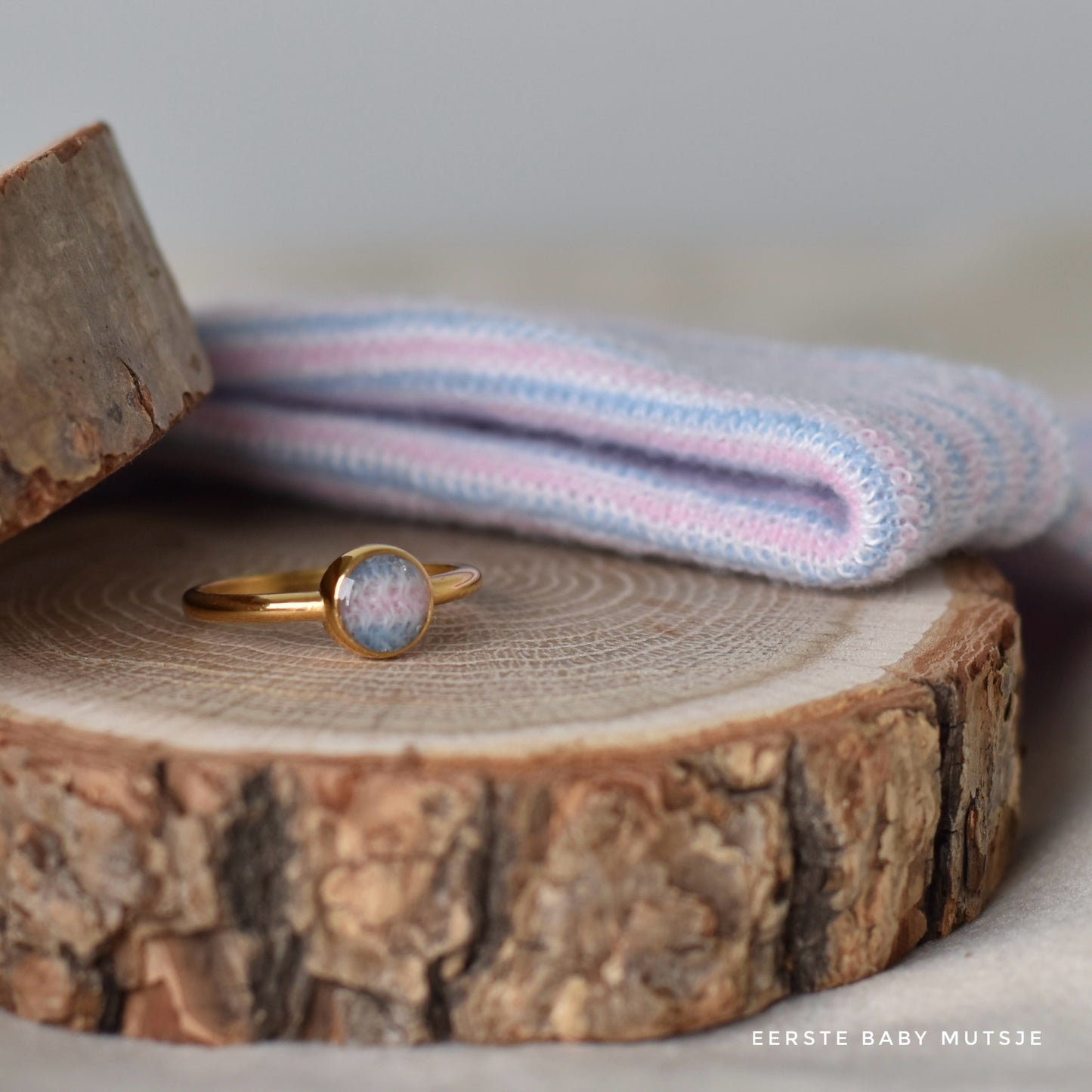 Herinneringsring met stof rond - goud of zilverkleurig rvs