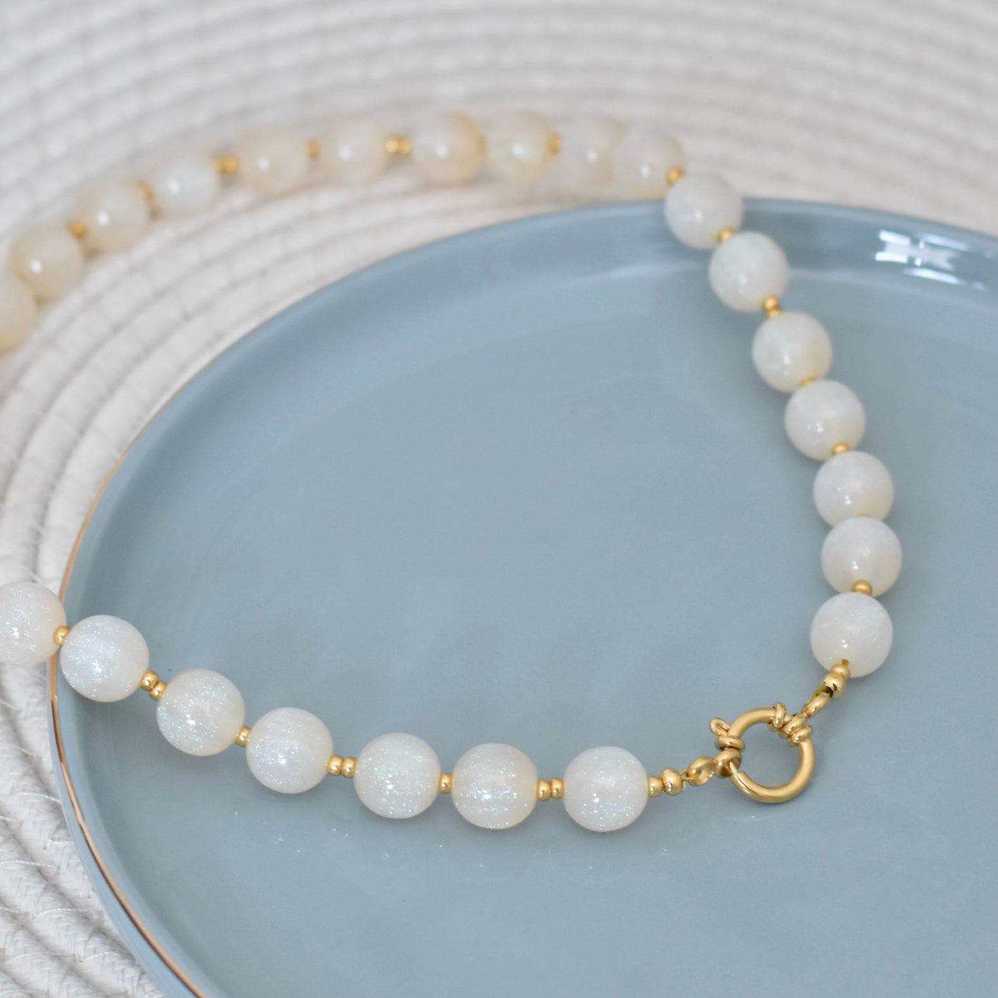 Witte kralen ketting met glitters en goudkleurige details