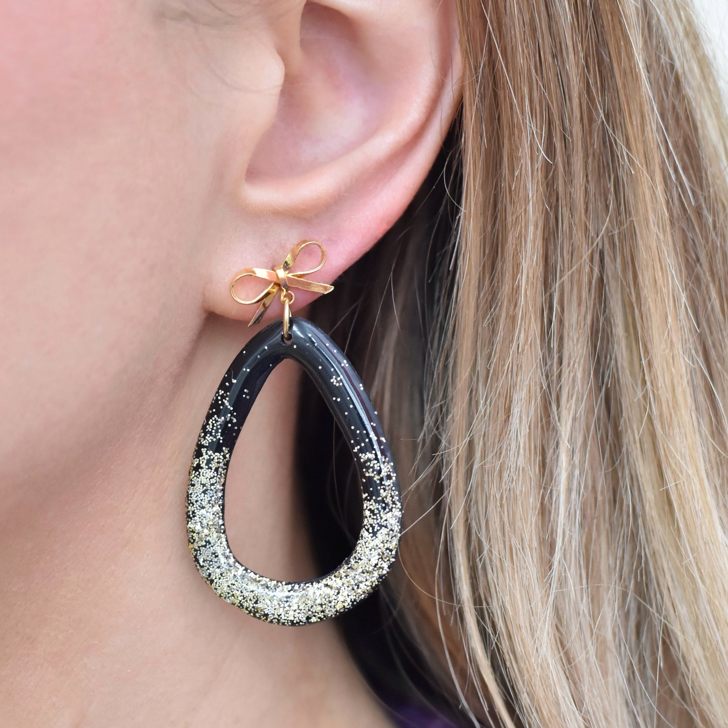 Zwart en gouden strik druppelvorm oorbellen