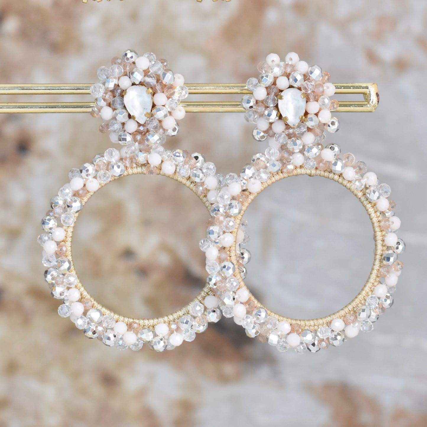 Kralen oorbellen big diamond- beige/zilver