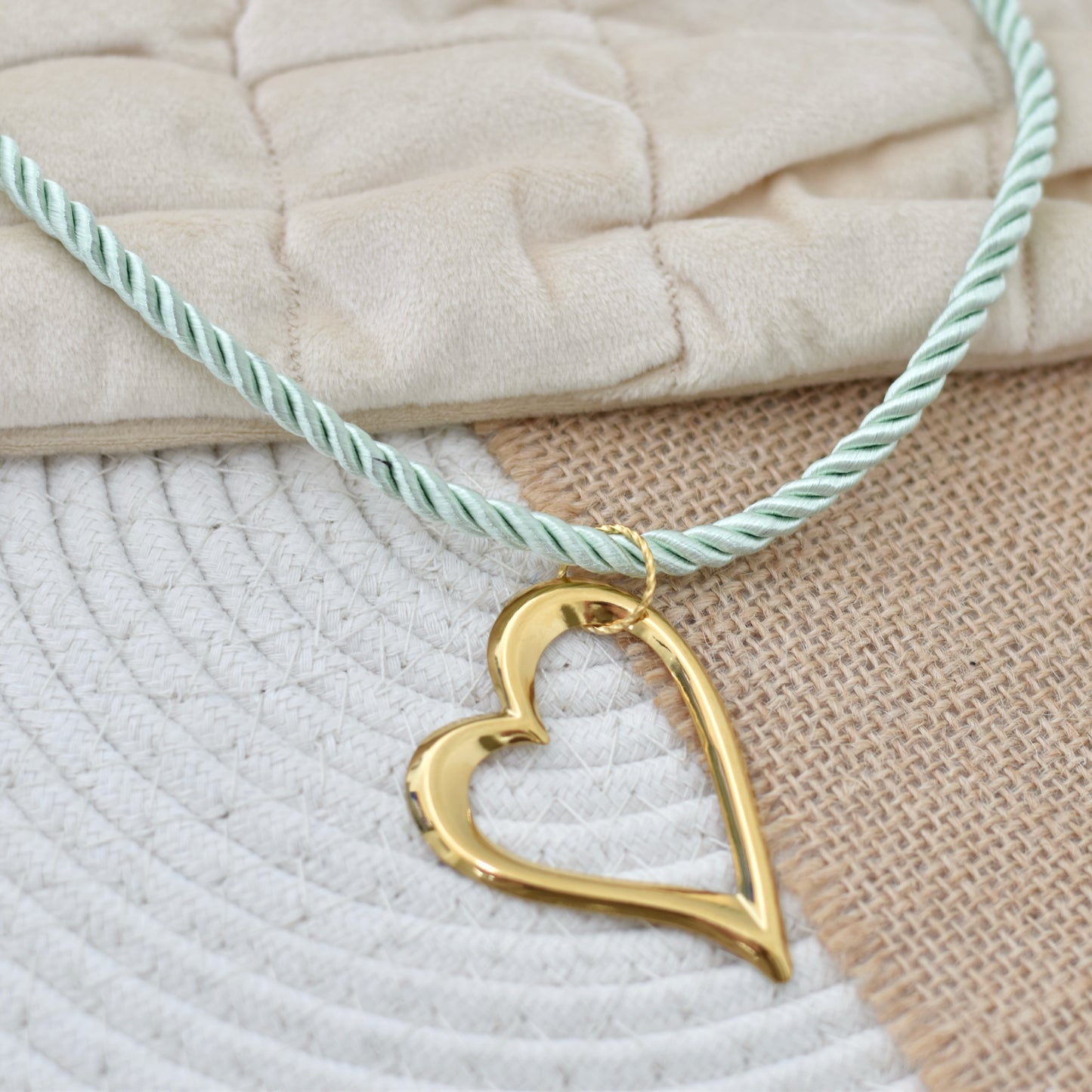 Zomerse ketting van koord met grote bedel