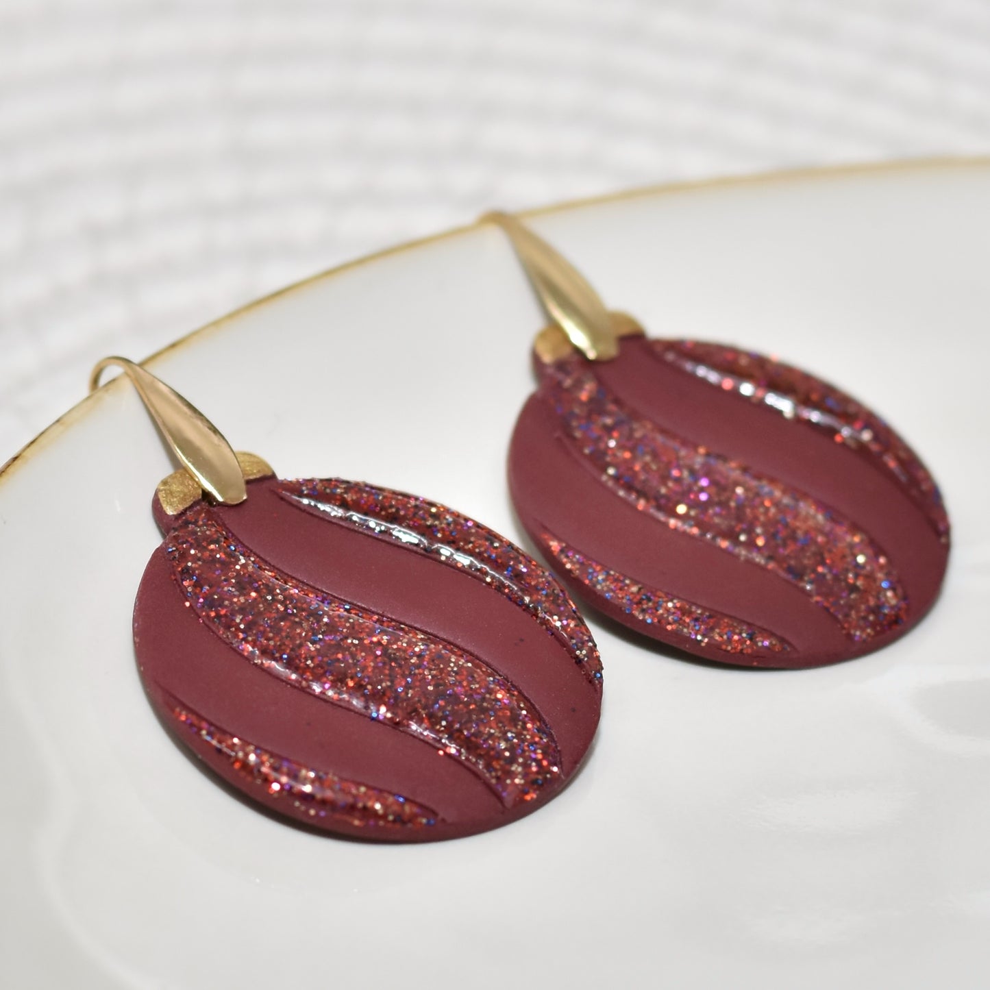 Kerstbal oorbellen van polymeerklei – bordeaux met glitter