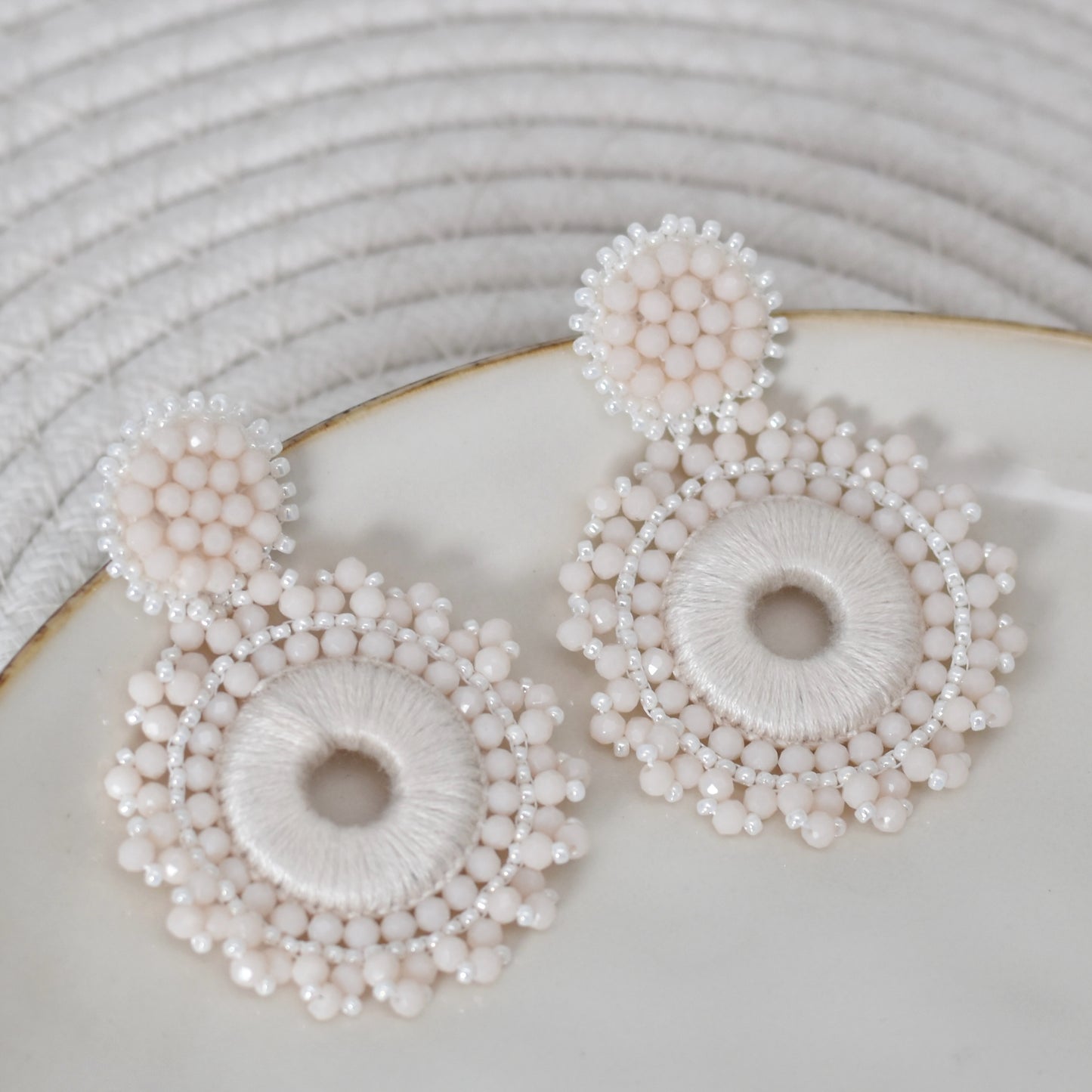 Ronde kralen oorbellen - Beige