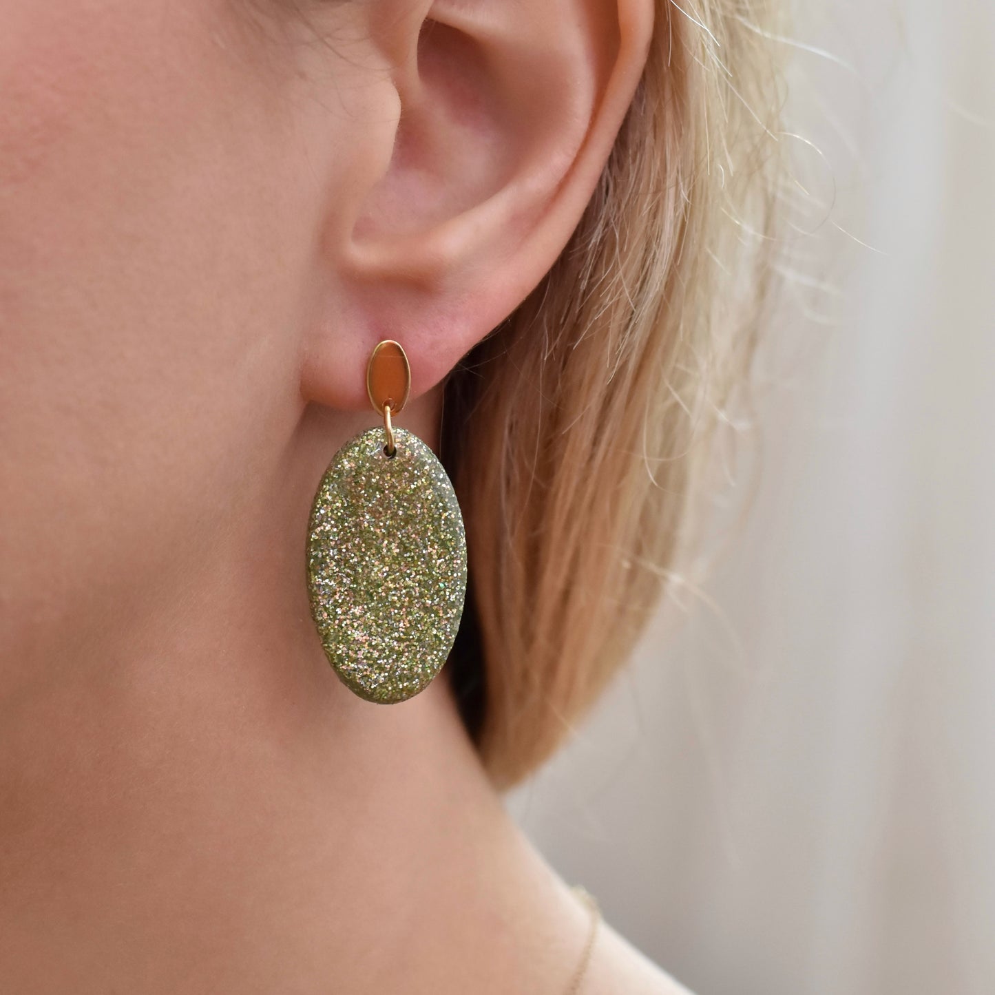 Ovale glitter oorbellen - groen