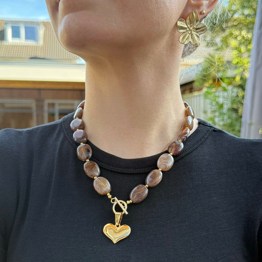 Ovale bruine kralen ketting met hart bedel - goudkleurig