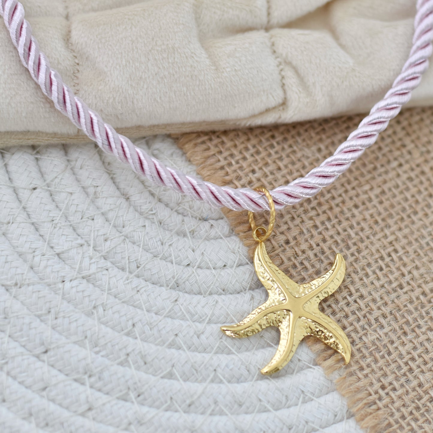 Zomerse ketting van koord met grote bedel