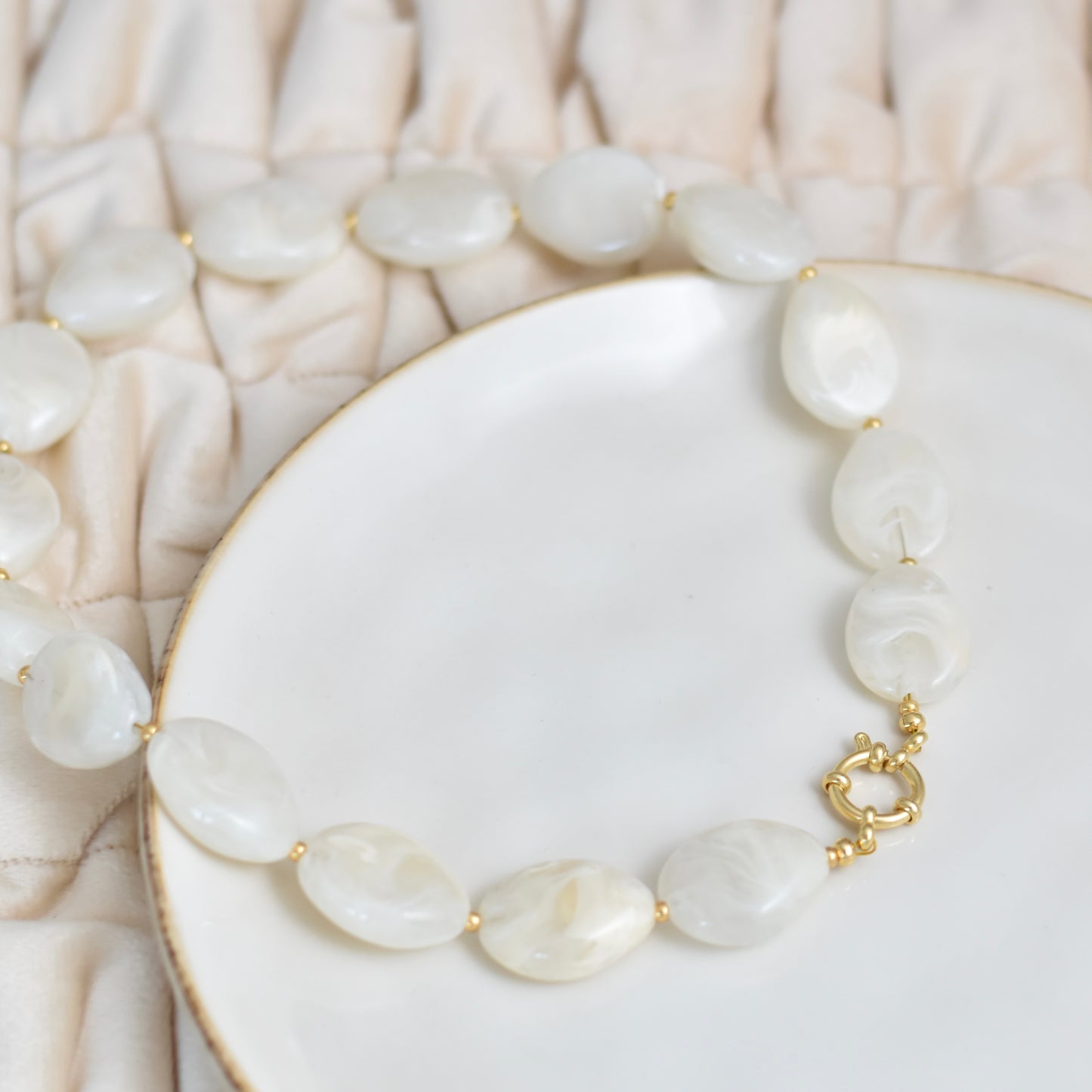 Ovale kralen ketting met boeislot - wit