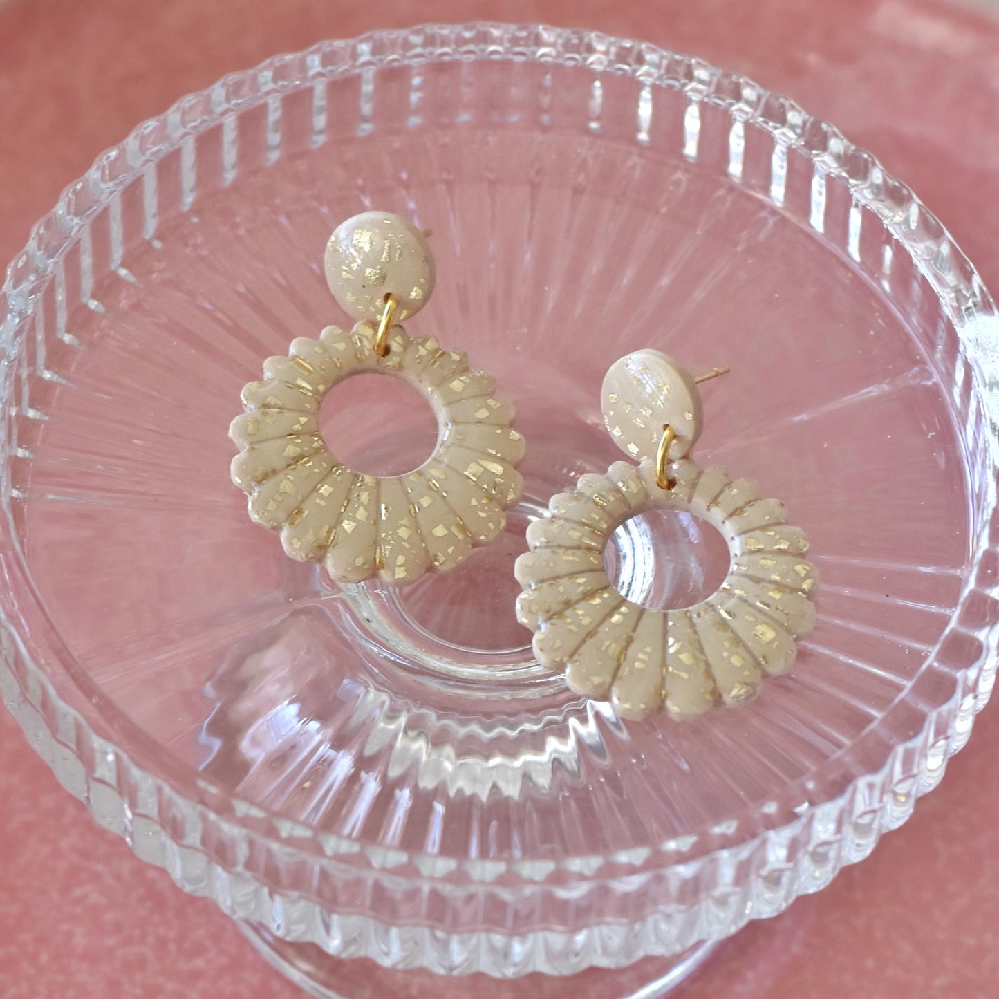 Bloem oorbellen beige met gouden vlokjes