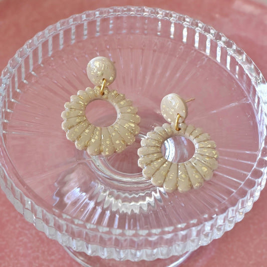 Bloem oorbellen beige met gouden vlokjes