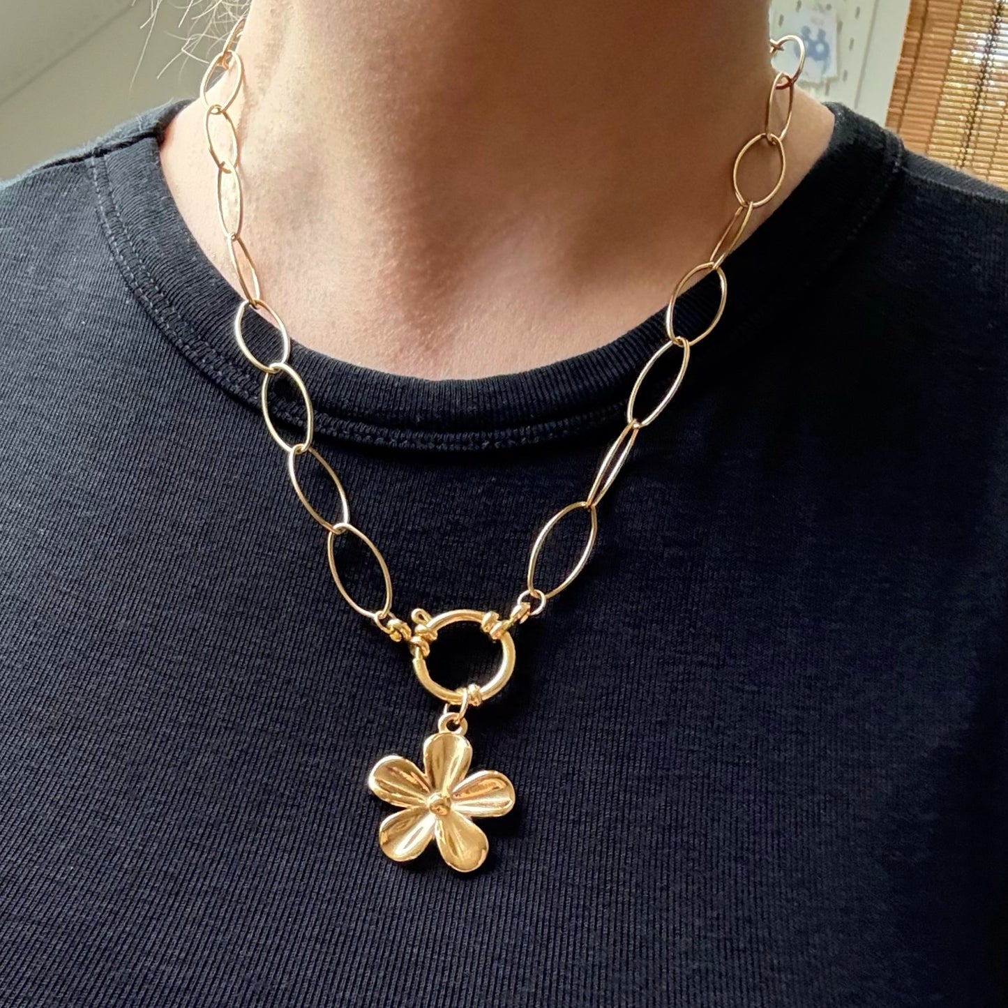 Grote ovale schakelketting met bloem bedel - Goudkleurig