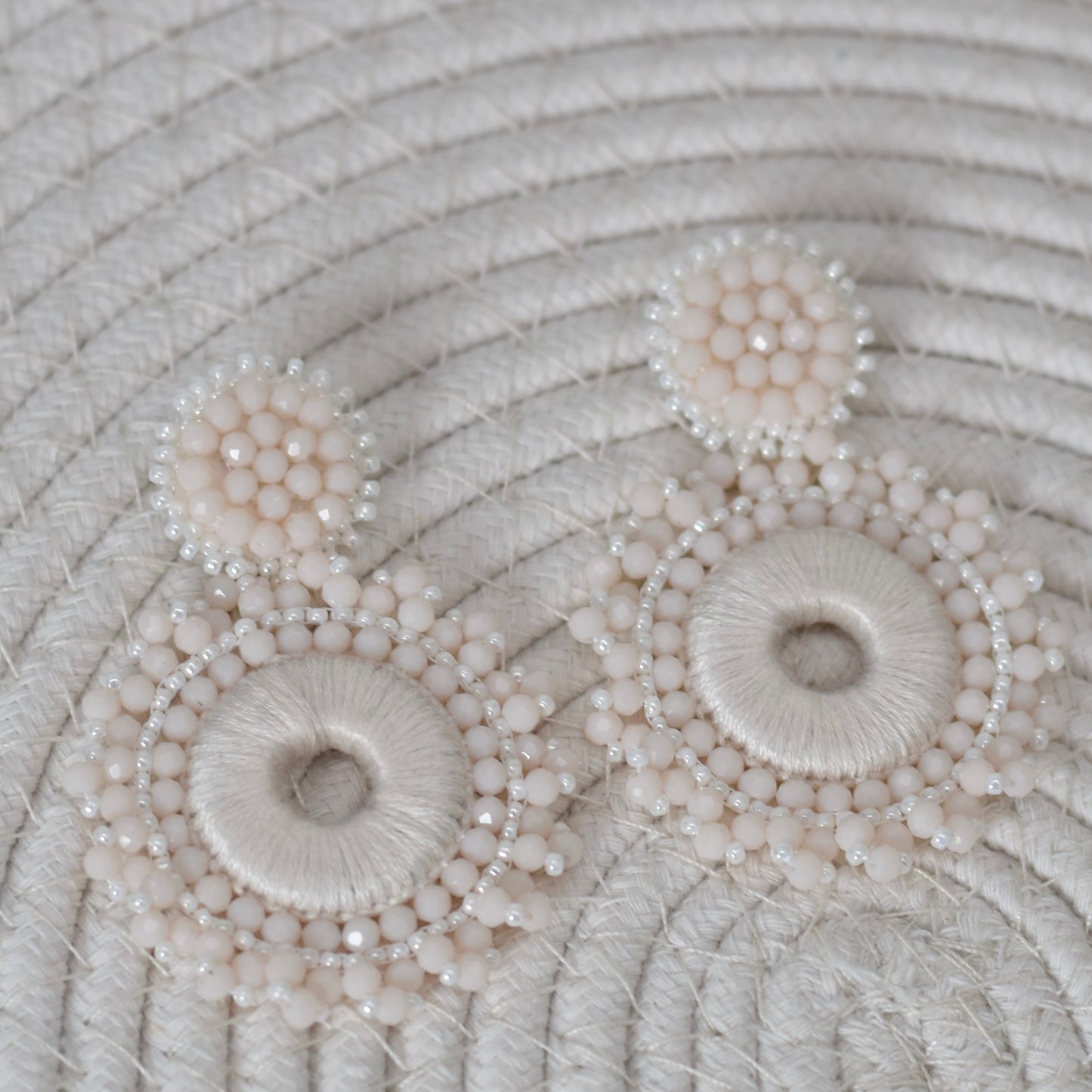 Ronde kralen oorbellen - Beige