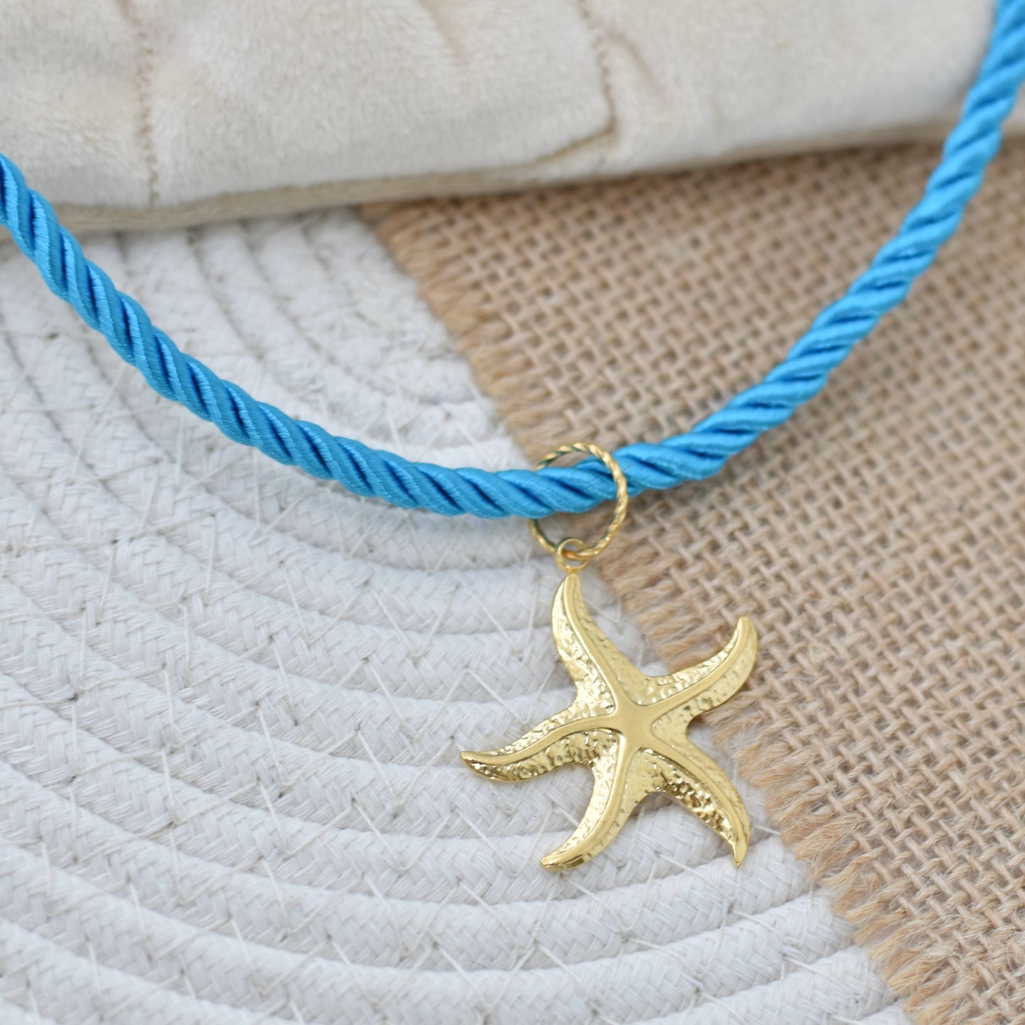 Zomerse ketting van koord met grote bedel