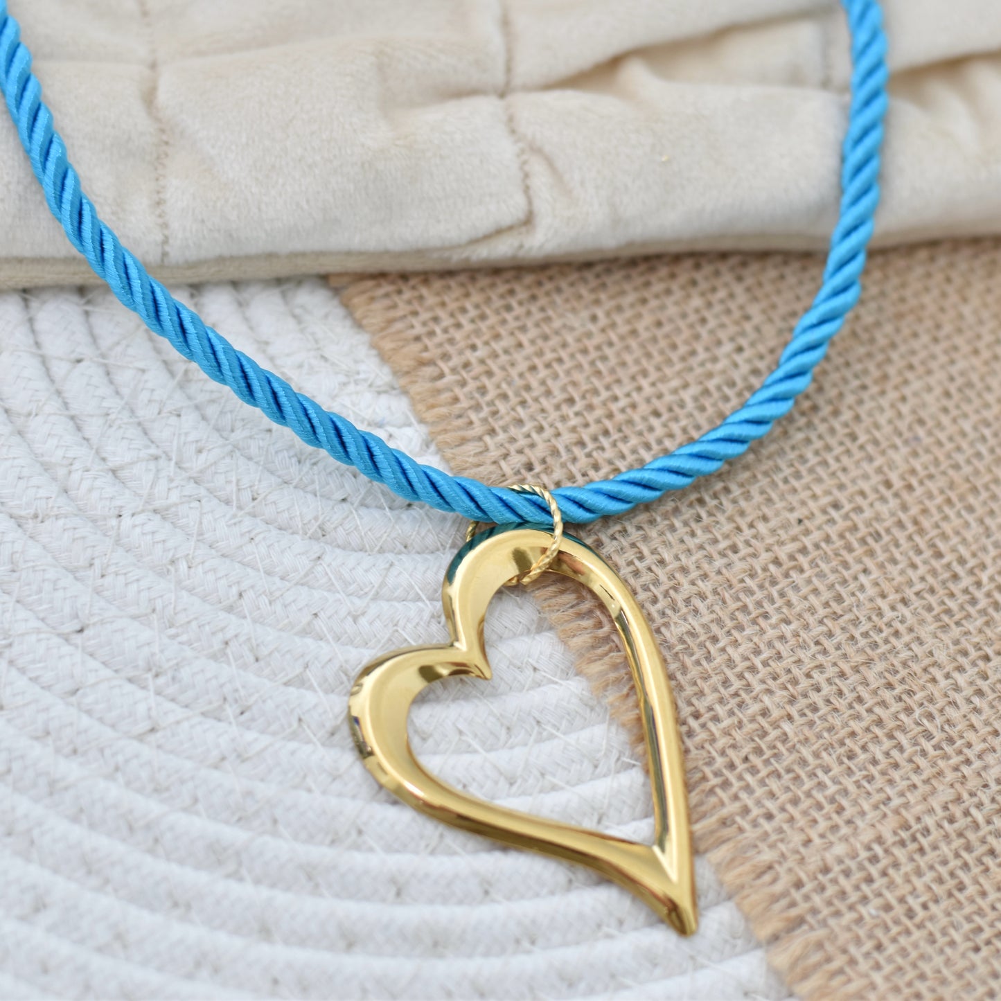Zomerse ketting van koord met grote bedel