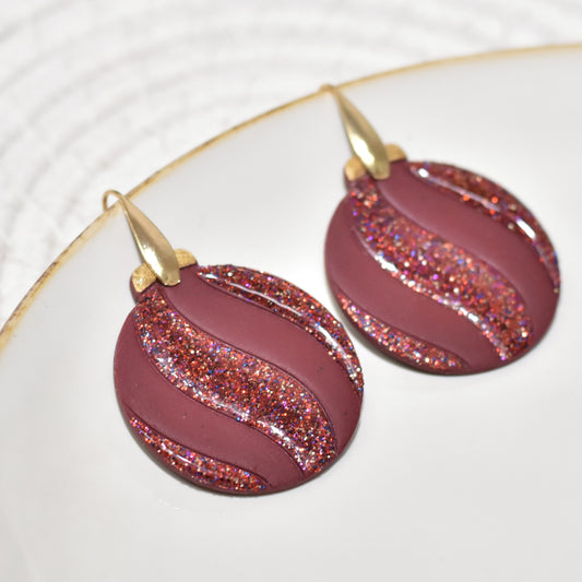 Kerstbal oorbellen van polymeerklei – bordeaux met glitter