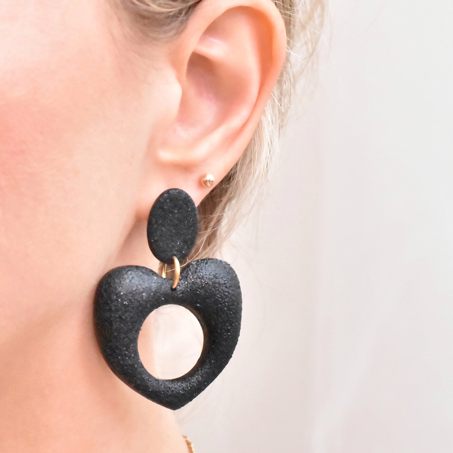Puffy big hearted oorbellen - zwart