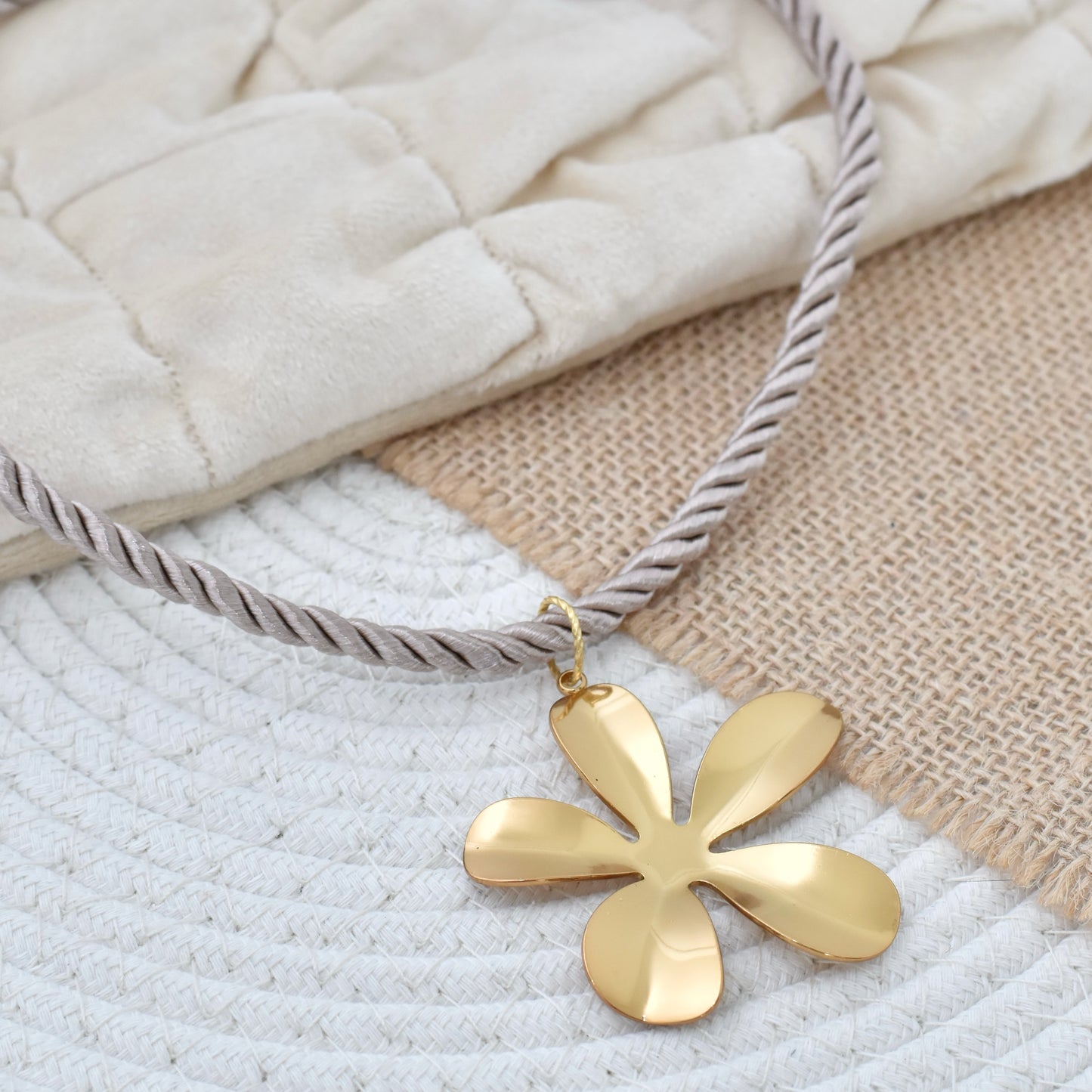 Zomerse ketting van koord met grote bedel
