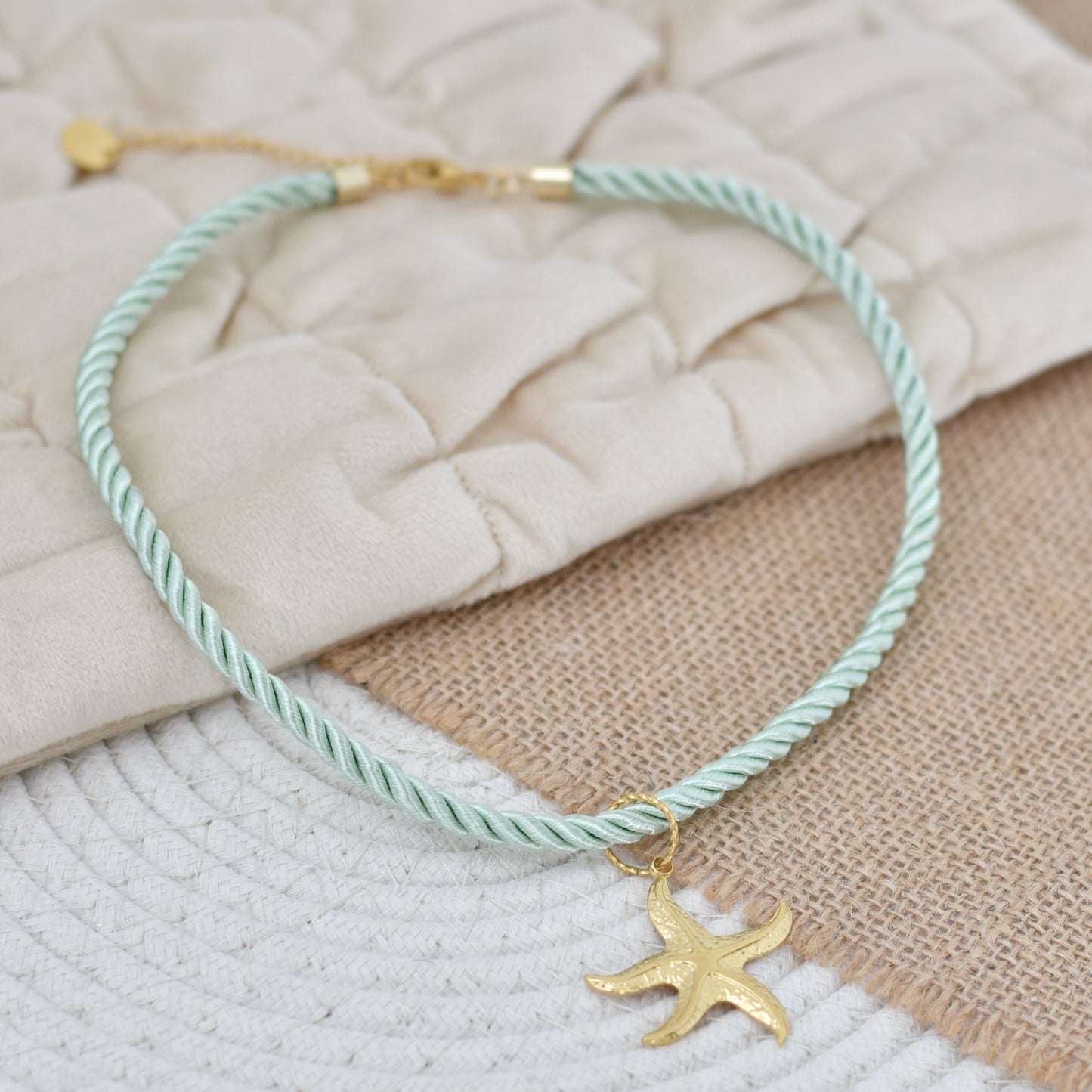 Zomerse ketting van koord met grote bedel