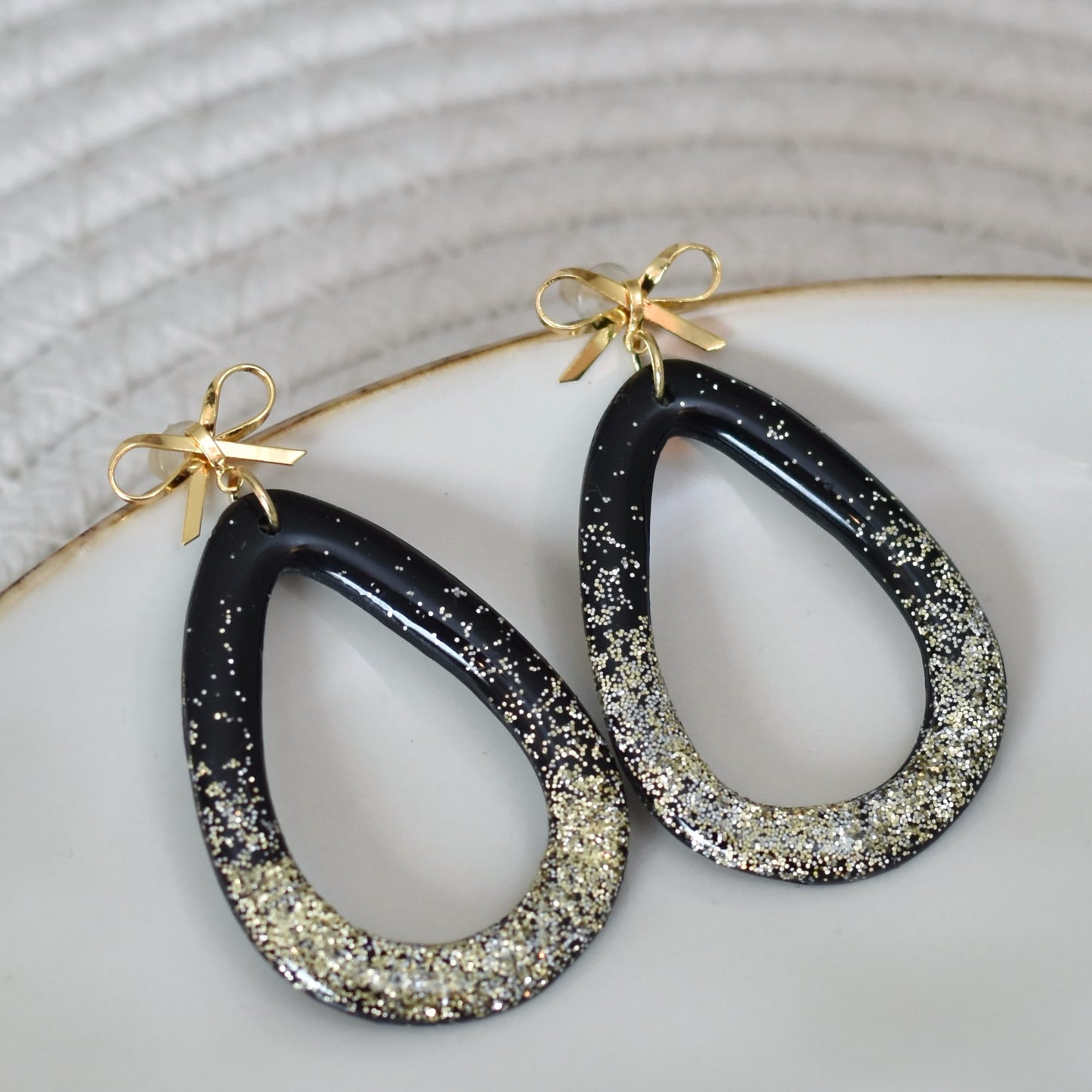 Zwart en gouden strik druppelvorm oorbellen